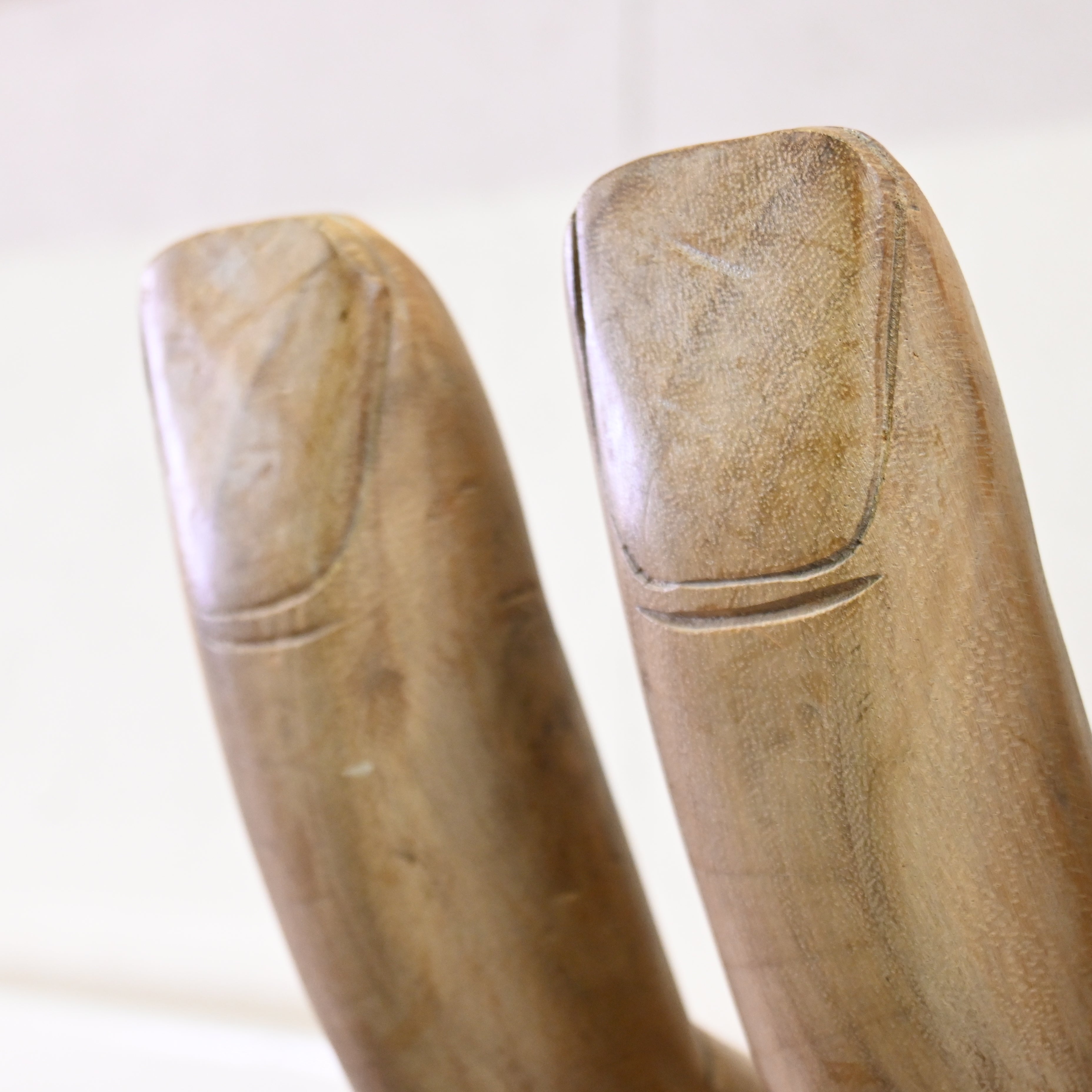 Solid wood carving Left hand stool Asian style / 無垢材 彫刻 ハンドスツール 左手 椅子 アジアンスタイル