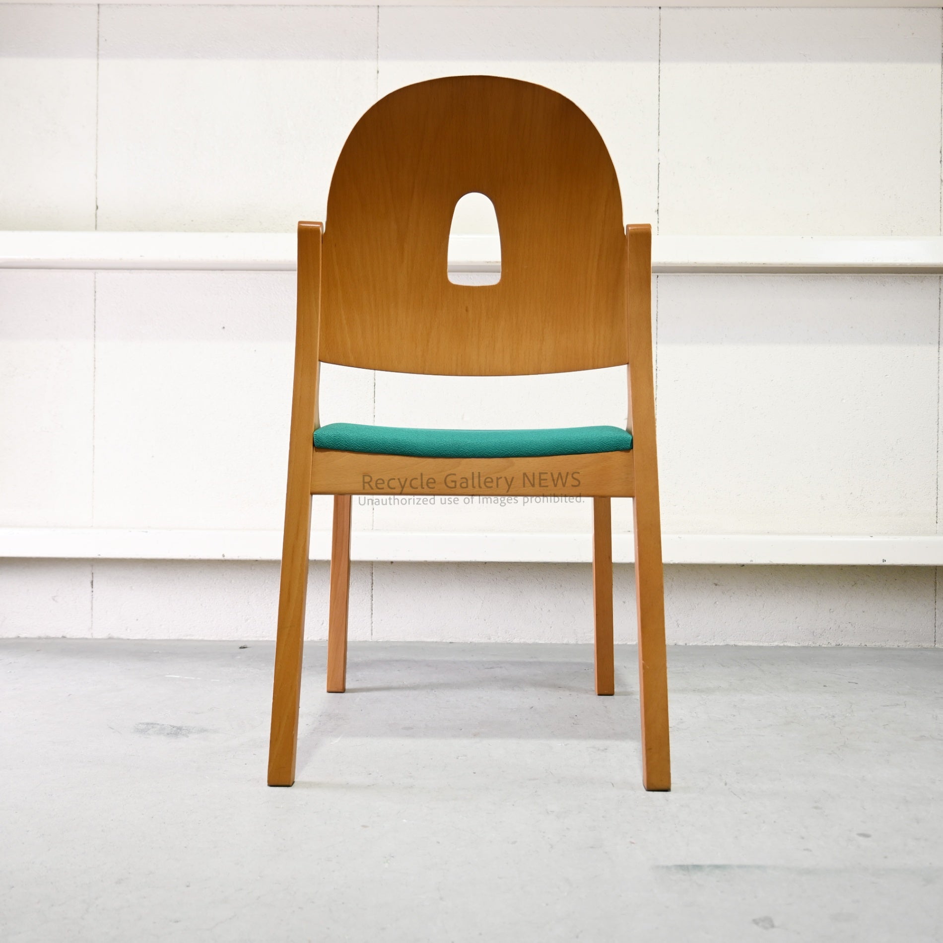 Tendo Mokko Wooden Green fabric Dining Chair with Accent Color Robust Craftsmanship / 天童木工 グリーンファブリック ダイニングチェア 木製 差し色 職人技 堅牢
