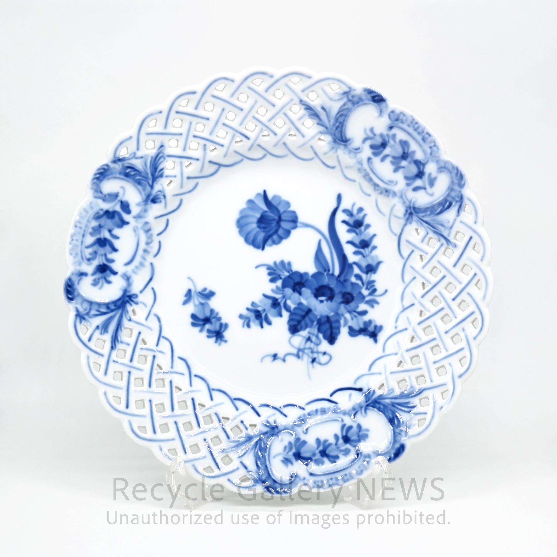 Royal Copenhagen "Blue Flower" Open Work Prate White Cobalt Blue Porcelain / ロイヤル・コペンハーゲン ブルーフラワー 透かし彫り 皿 プレート 白 青 磁器 北欧食器