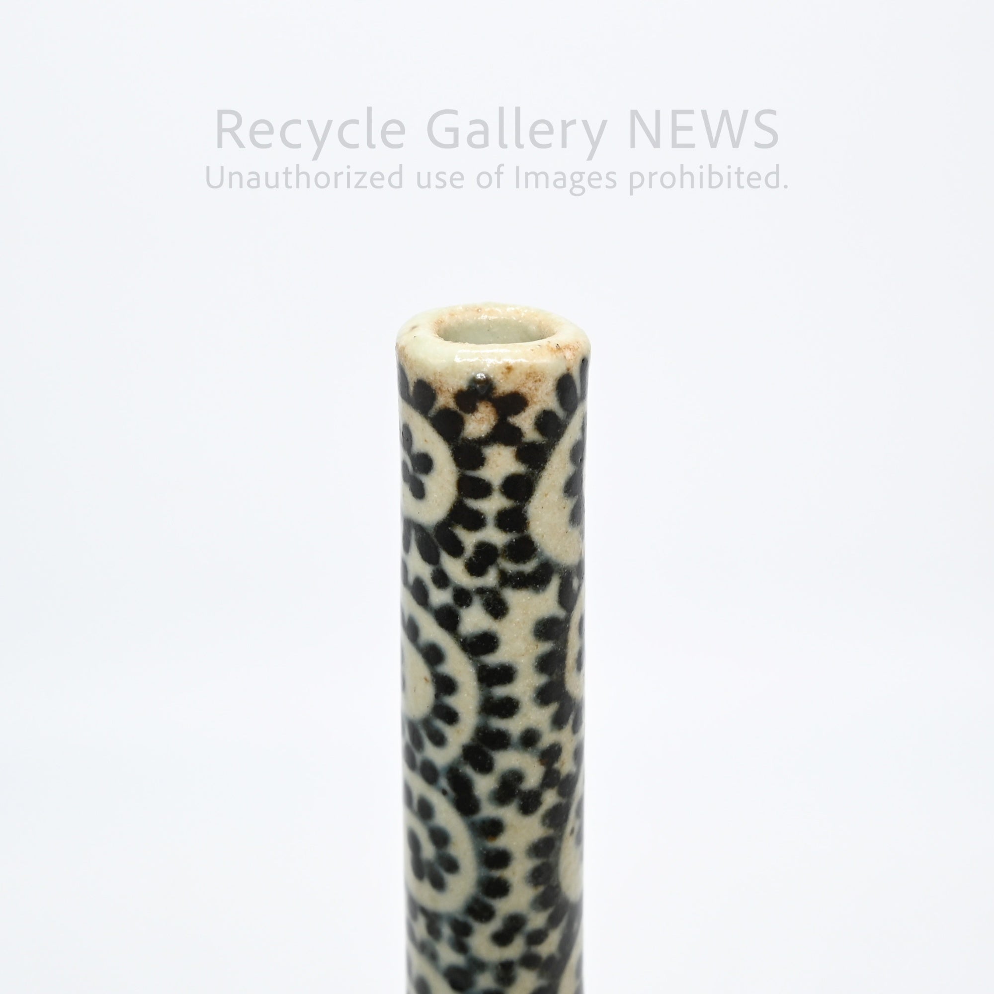 Arita Ware Enzaemon Hand-Painted Long Neck Vase Arabesque Design White Blue Black Japanese Porcelain / 有田焼 円左衛門 蛸唐草 鶴首花瓶 一輪挿し 花器 林勉 染付 白磁 藍 和モダン オリエンタル