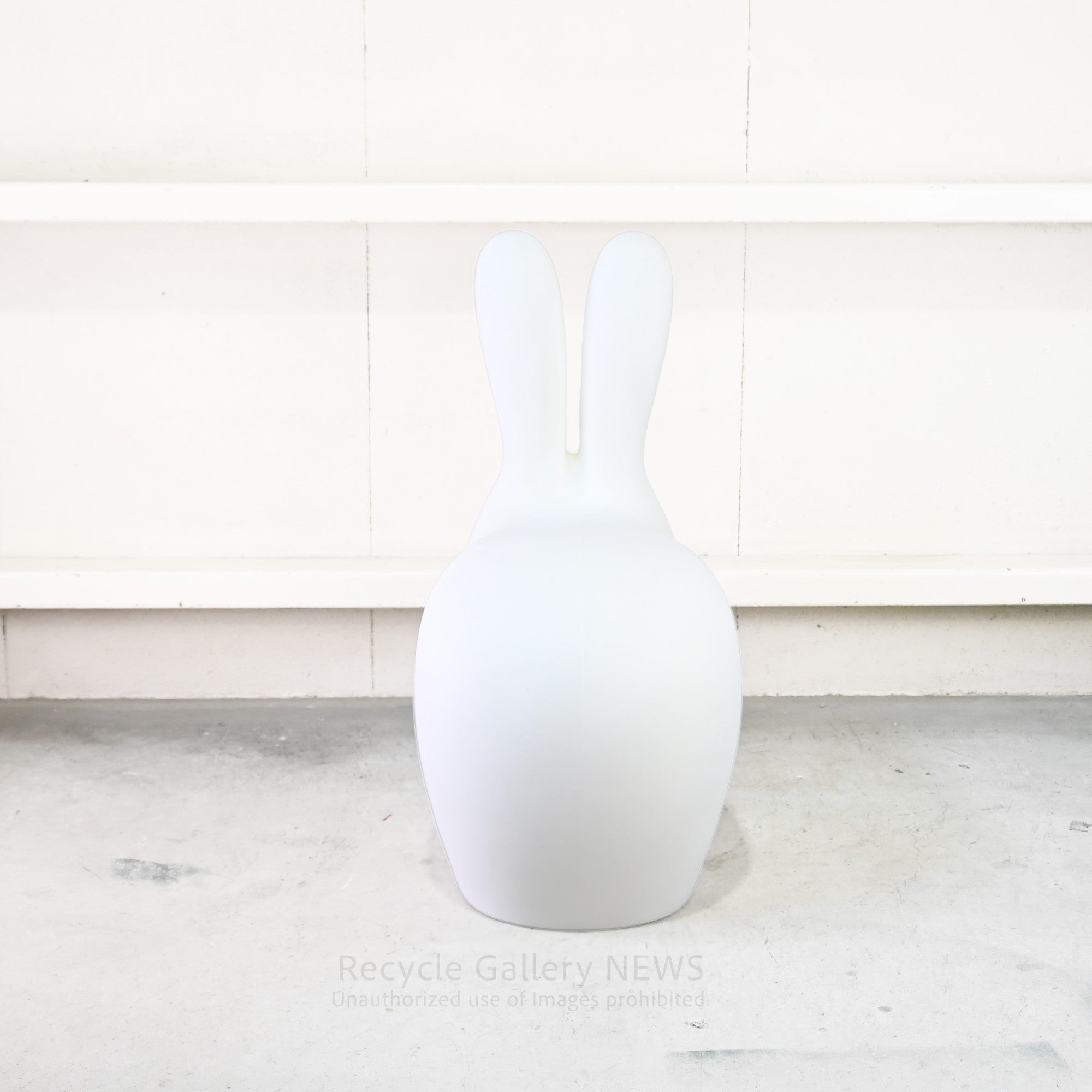 Qeeboo White Rabbit Chair White Italian  Polyethylene Playful Storybook Design Indoor & Outdoor Use / クイーブー ラビットチェア  イタリア 物語 遊び心 ホワイト ポリエチレン 内外兼用
