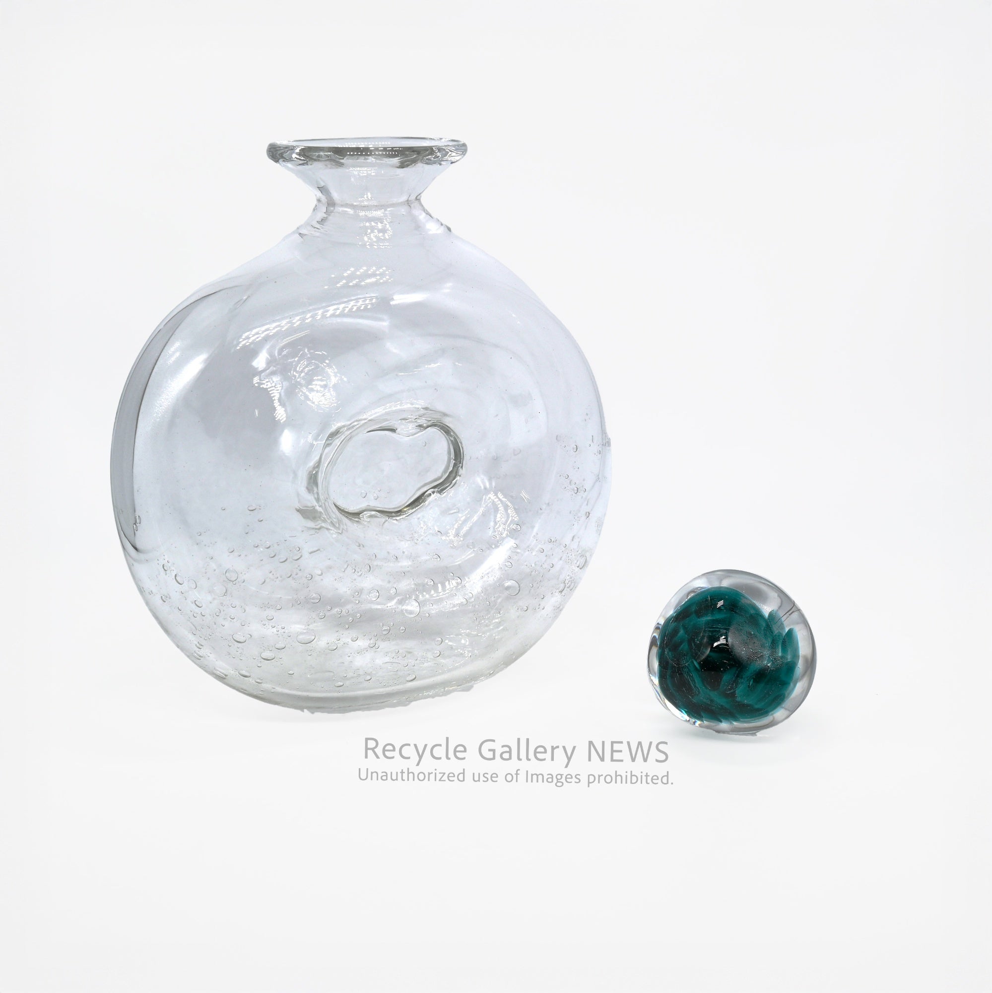 Art Glass Decanter Single Flower Motif & Bubble Design  "Art of Light"  / アートガラス デキャンタ  一輪の花モチーフ 気泡 光の芸術