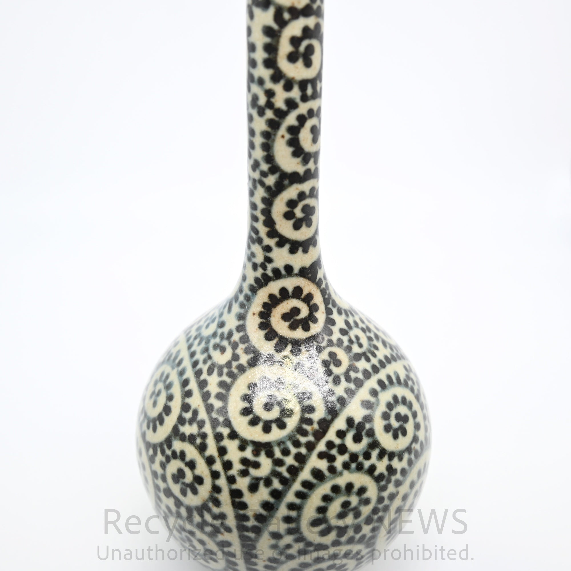 Arita Ware Enzaemon Hand-Painted Long Neck Vase Arabesque Design White Blue Black Japanese Porcelain / 有田焼 円左衛門 蛸唐草 鶴首花瓶 一輪挿し 花器 林勉 染付 白磁 藍 和モダン オリエンタル