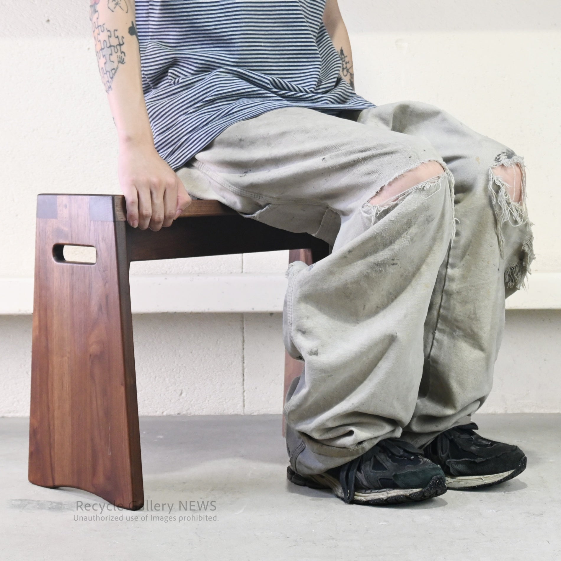 Kuwaya "Ridgeline 48" Solid Wood Multi Stool & Arm Table Japan / 久和屋 リッジライン 48 マルチスツール 日本 ウォールナット ベランダ アームテーブル