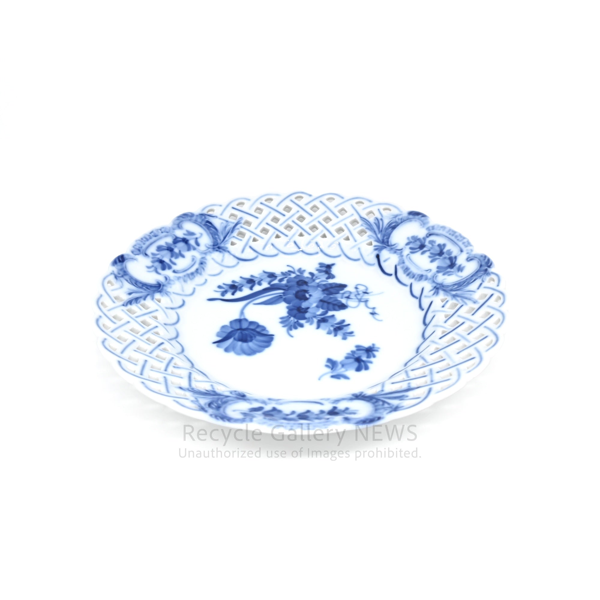 Royal Copenhagen "Blue Flower" Open Work Prate White Cobalt Blue Porcelain / ロイヤル・コペンハーゲン ブルーフラワー 透かし彫り 皿 プレート 白 青 磁器 北欧食器