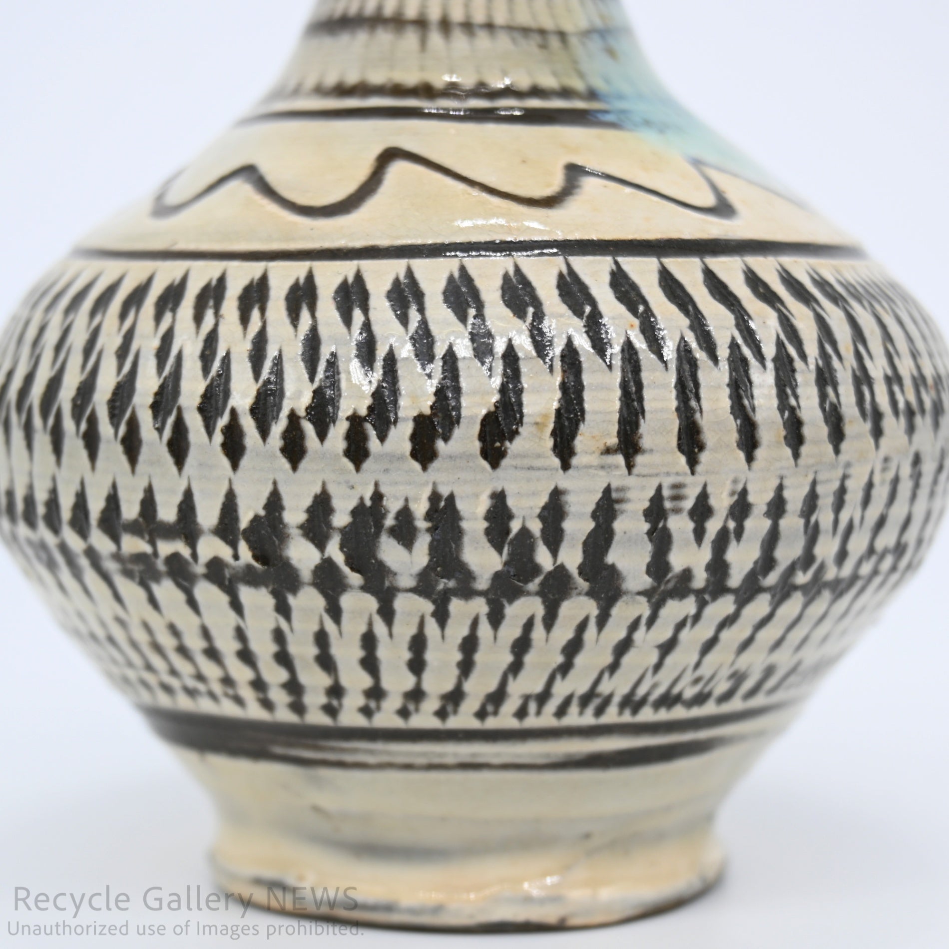 Onta Ware Tobikanna Bud Vase Ivory Brown Modern Japanese Folk Craft / 大分 小鹿田焼 飛び鉋 一輪挿 花瓶 アイボリー ブラウン 伝統工芸 和モダン