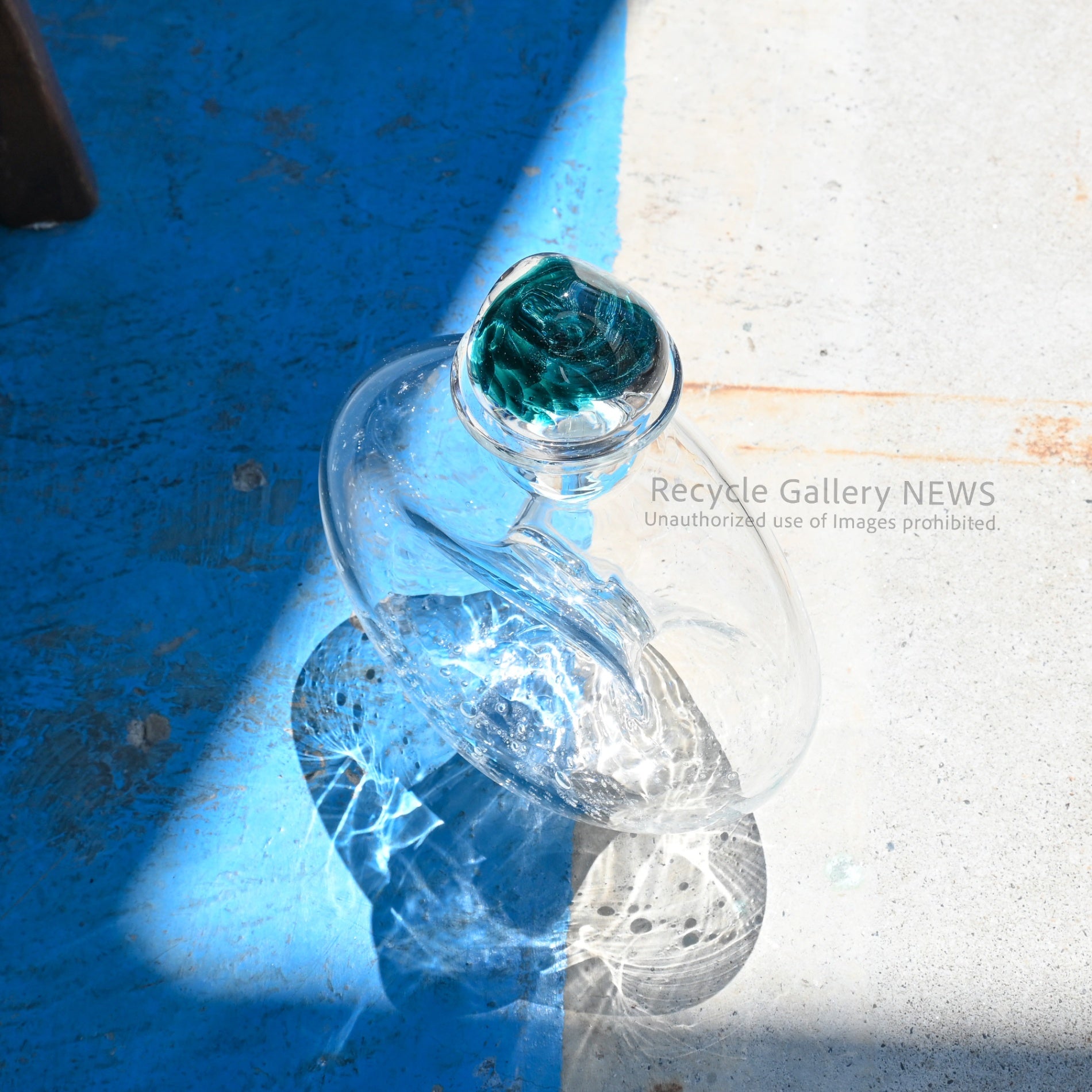 Art Glass Decanter Single Flower Motif & Bubble Design  "Art of Light"  / アートガラス デキャンタ  一輪の花モチーフ 気泡 光の芸術