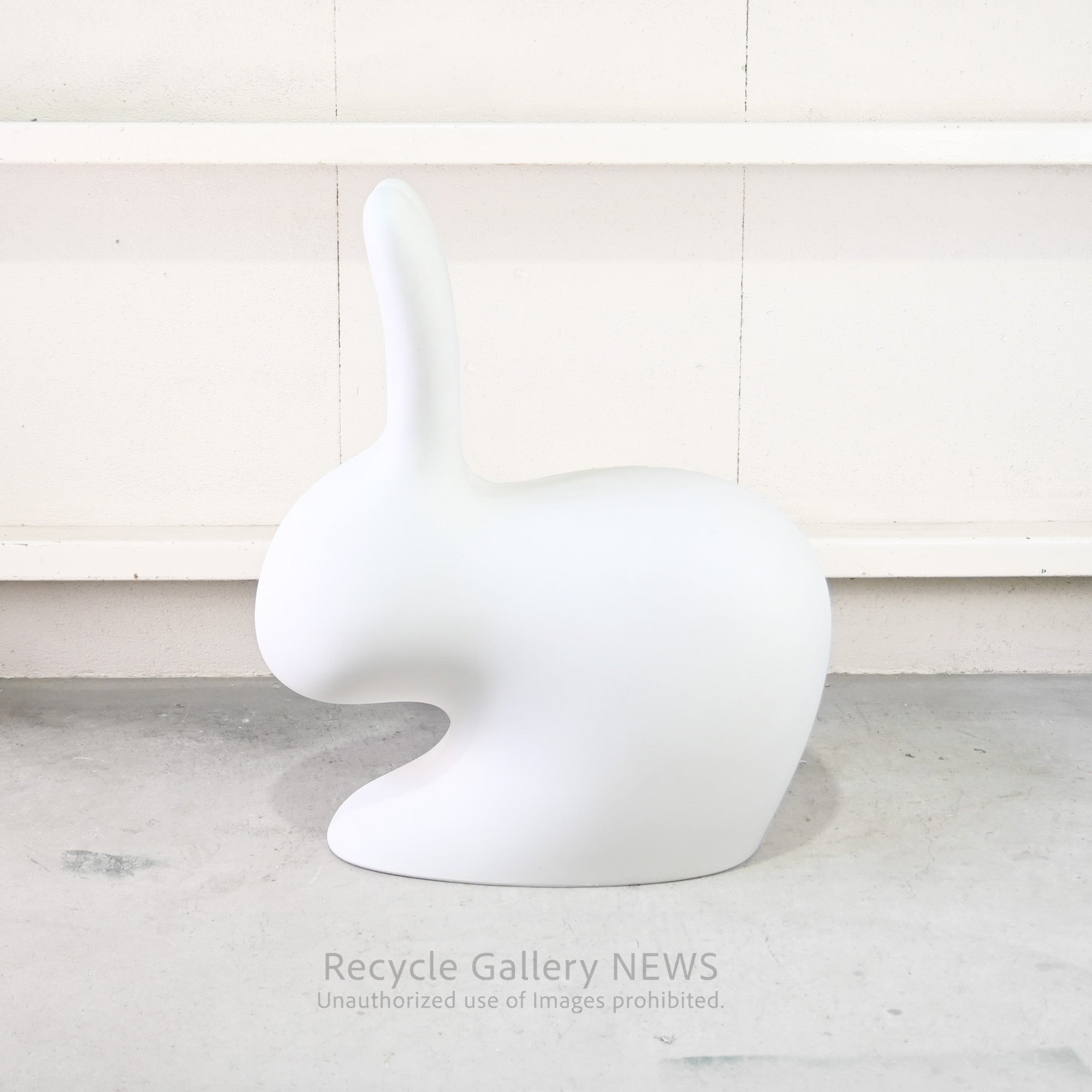 Qeeboo White Rabbit Chair White Italian  Polyethylene Playful Storybook Design Indoor & Outdoor Use / クイーブー ラビットチェア  イタリア 物語 遊び心 ホワイト ポリエチレン 内外兼用