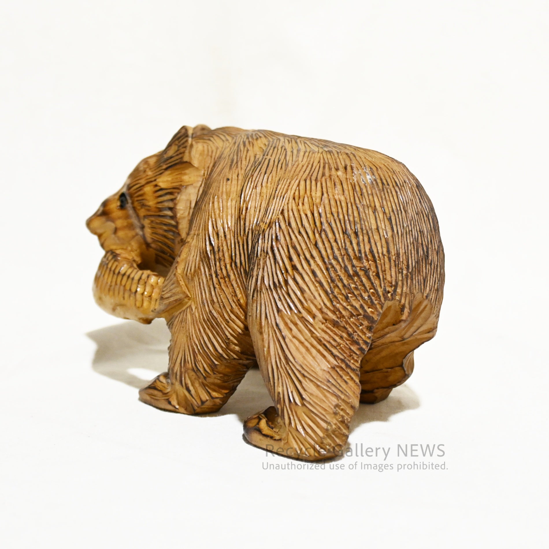 Wooden bear carving Light brown Natural finish Hokkaido souvenir Showa retro Japan / 木彫り 熊 表面焼き ライトブラウン ナチュラル 北海道 お土産 昭和レトロ 日本