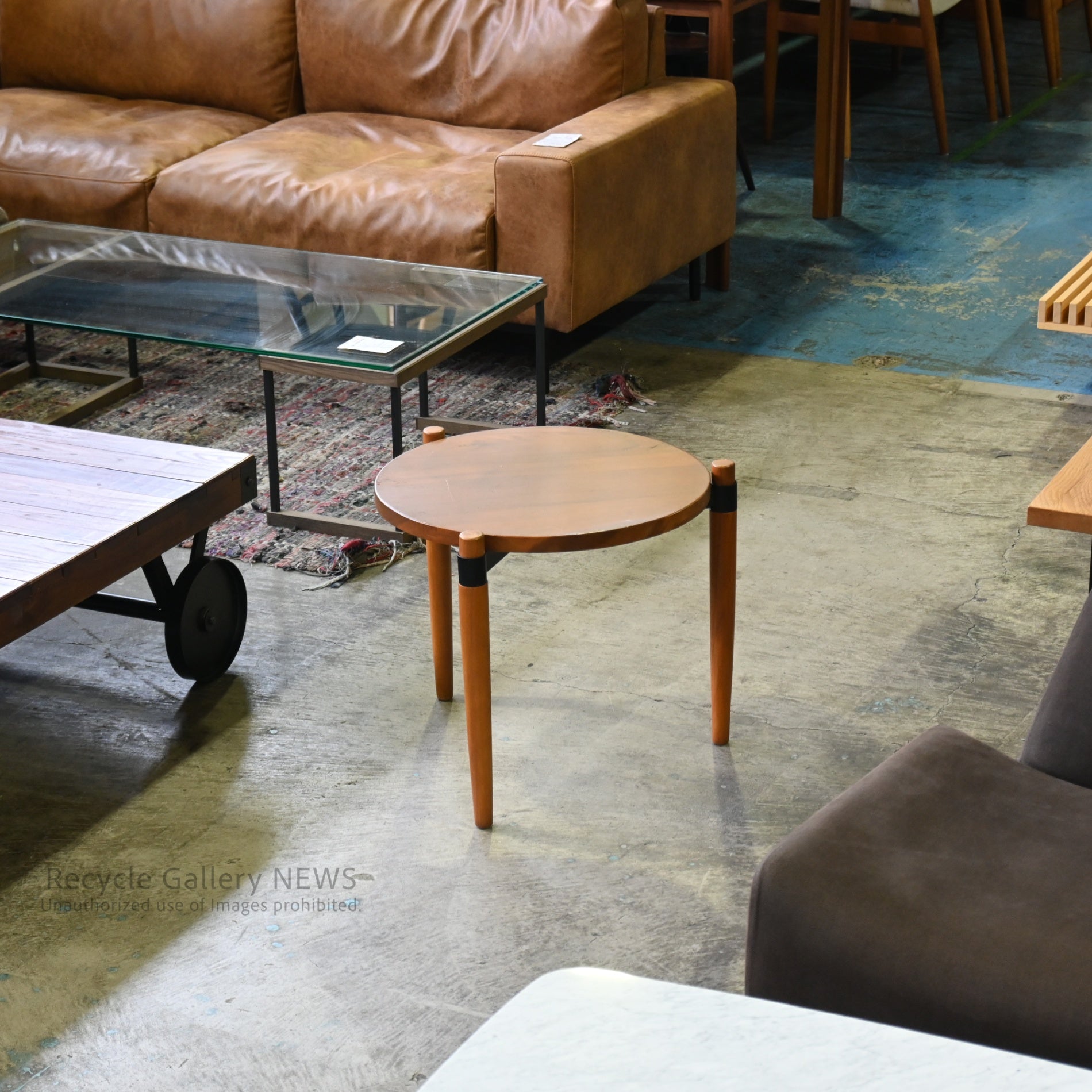 AZUMAYA Round Monkey Pod Side Table　Solid Wood Brown Grain pattern / AZUMAYA モンキーポッド ラウンドサイドテーブル 無垢材 茶色 木目