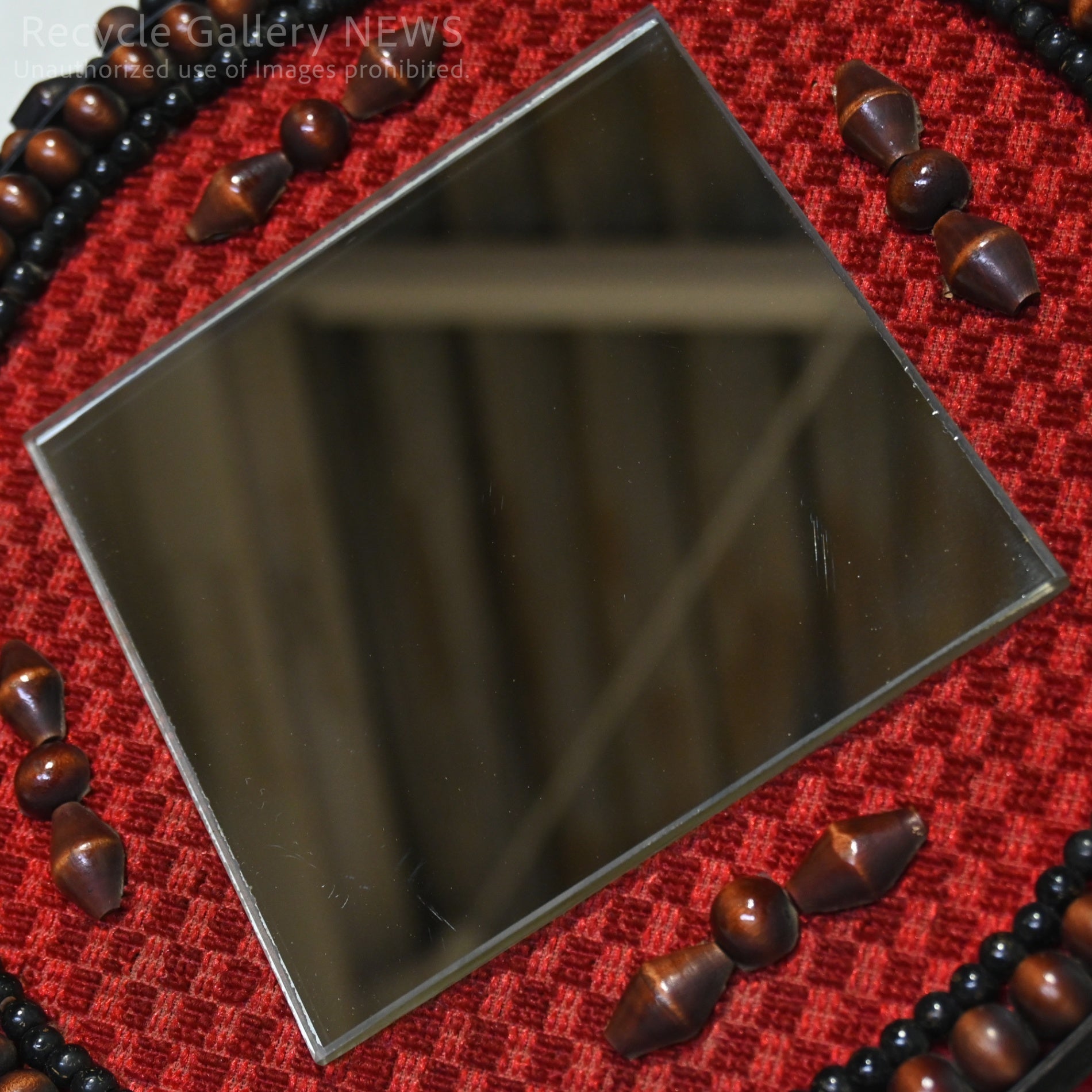 Vintage Wooden Beads Wall Mirror Showa Retro Ethnic Red Black Brown / ヴィンテージ 壁掛け ウッドビーズミラー 八幡山ボウル 昭和レトロ エスニック 赤 黒 茶