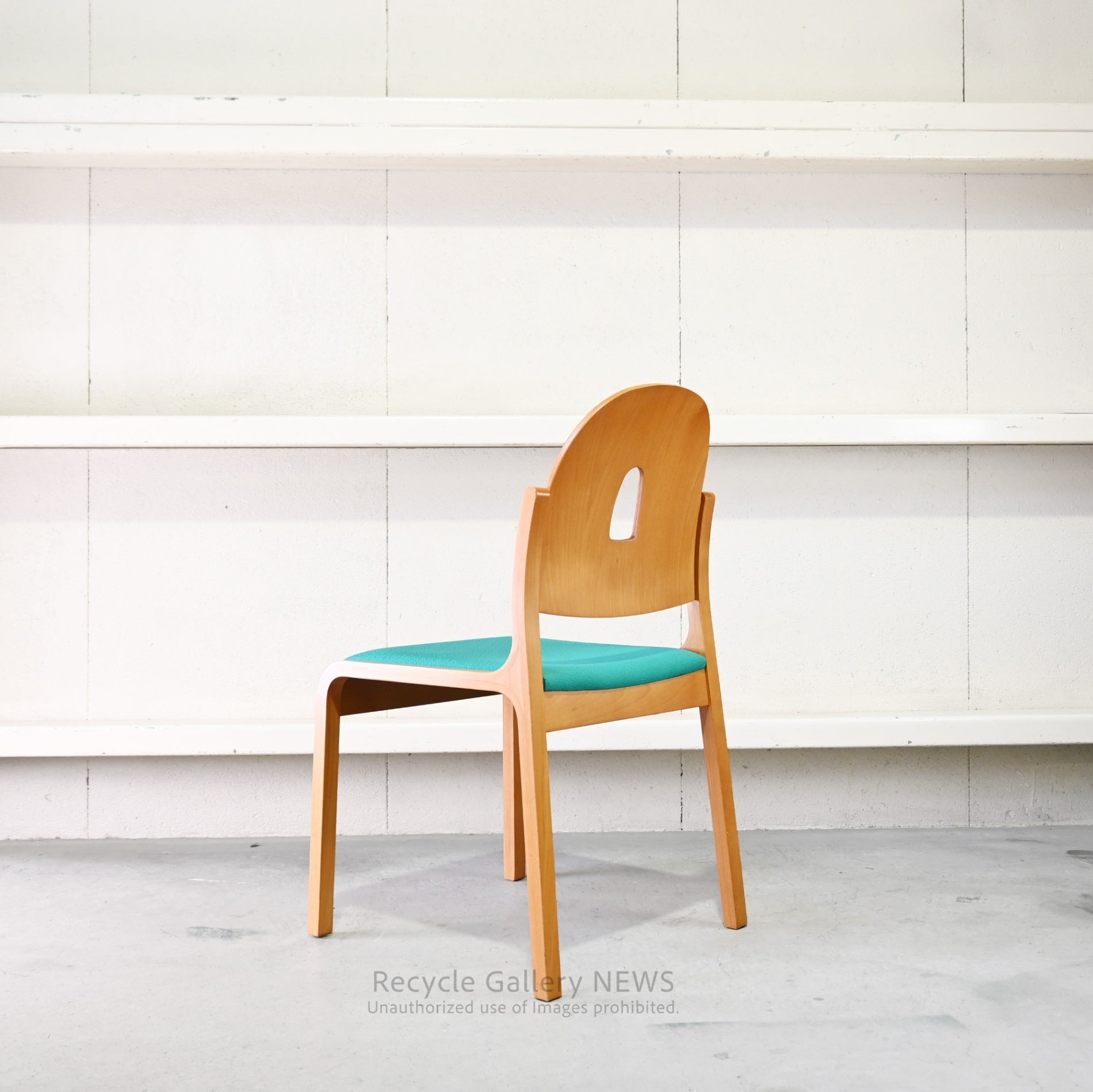 Tendo Mokko Wooden Green fabric Dining Chair with Accent Color Robust Craftsmanship / 天童木工 グリーンファブリック ダイニングチェア 木製 差し色 職人技 堅牢