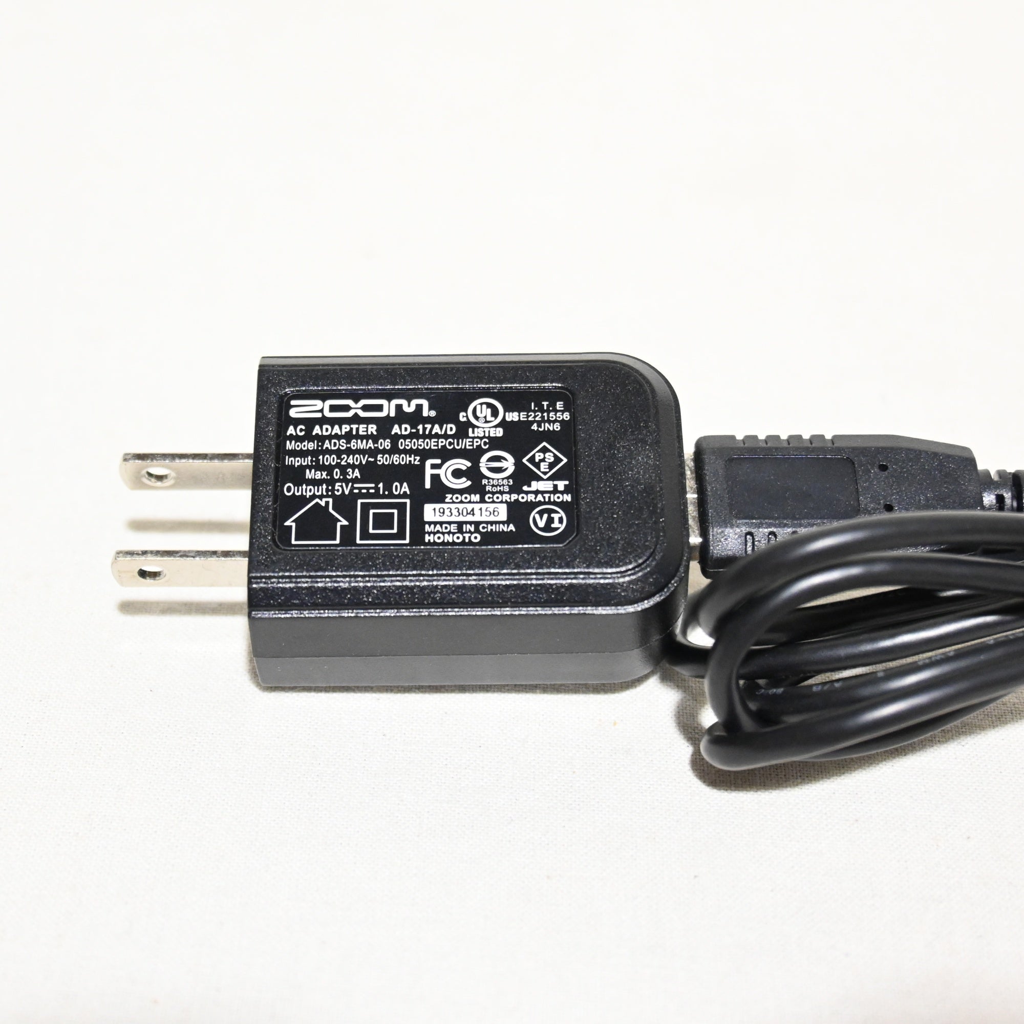 ZOOM R8 Multi-Track Recorder + FS 01 Foot Switch Set Discontinued product / ズーム R8 マルチトラックレコーダー＋ FS 01フットスイッチ セット 生産終了モデル