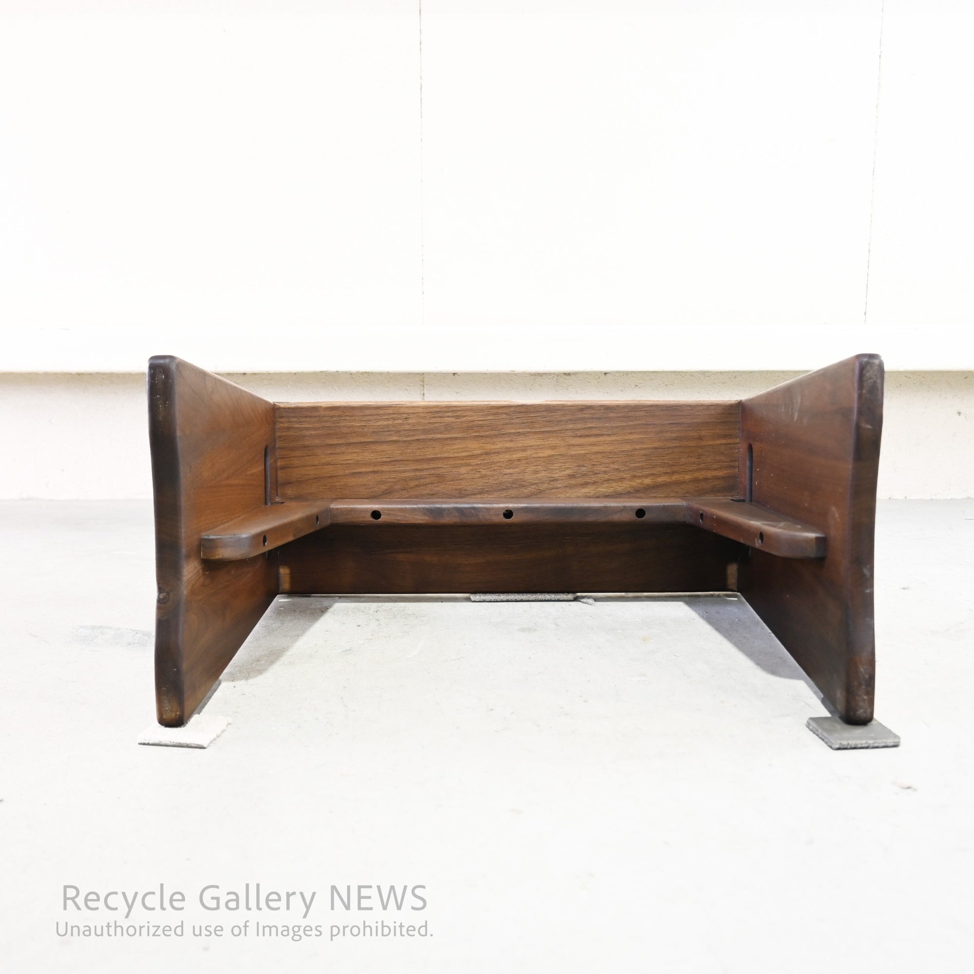 Kuwaya "Ridgeline 48" Solid Wood Multi Stool & Arm Table Japan / 久和屋 リッジライン 48 マルチスツール 日本 ウォールナット ベランダ アームテーブル