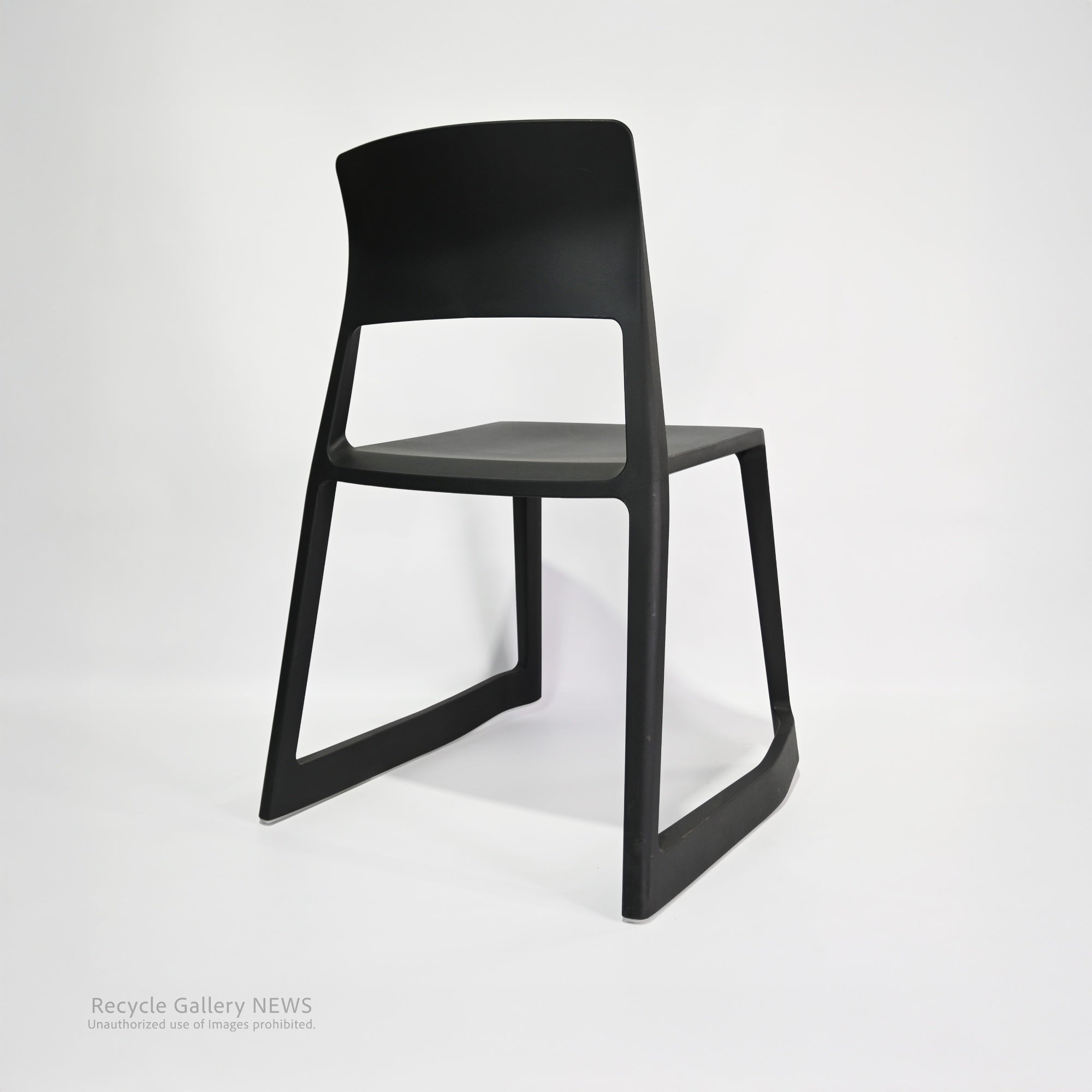 vitra tiptonchair Swiss Product Design by Architects Edward Barber & Jay Osgerby / ヴィトラ ティップ トン チェアー  スイス プロダクトデザイン 建築家 　エドワード・バーバー ジェイ・オズガビー