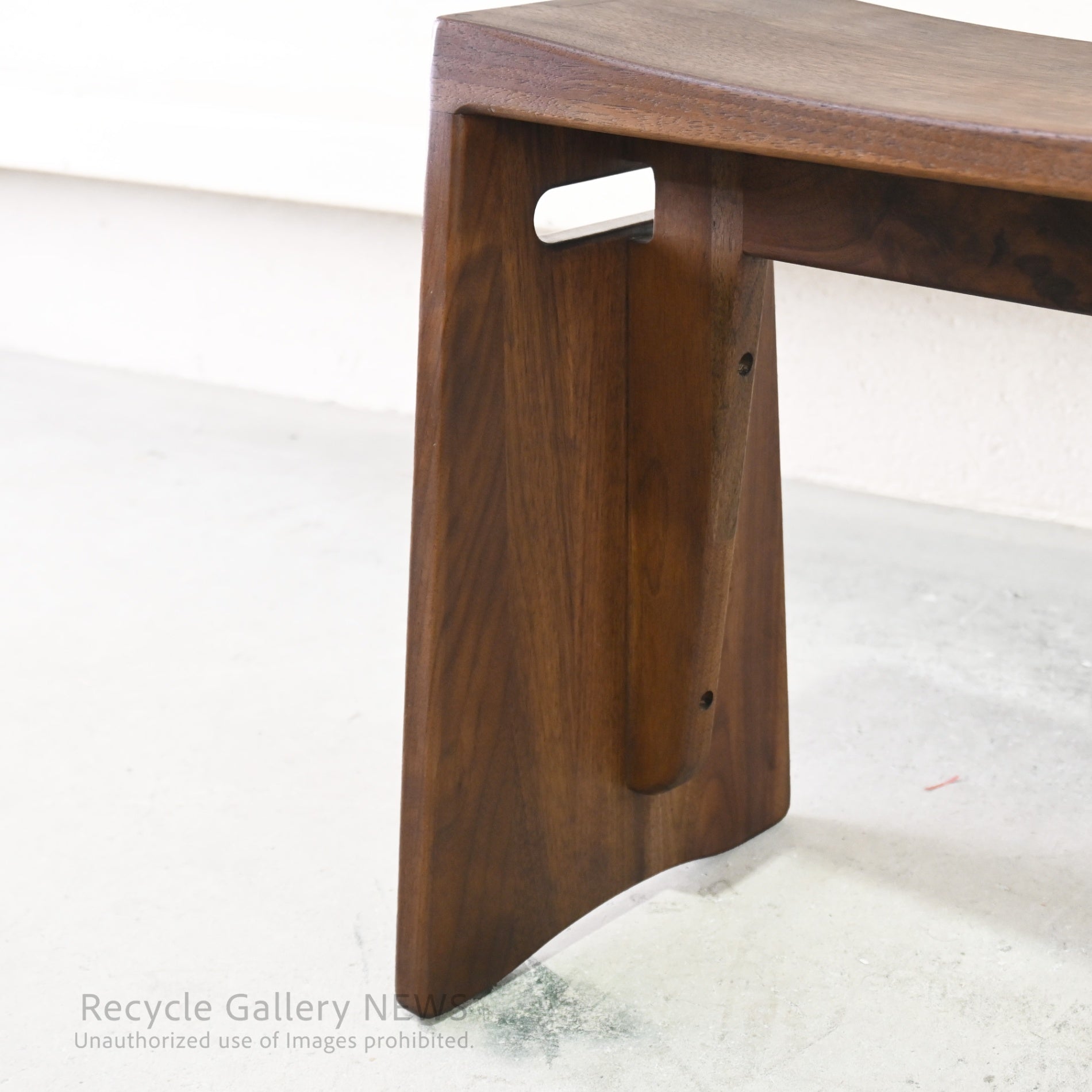 Kuwaya "Ridgeline 48" Solid Wood Multi Stool & Arm Table Japan / 久和屋 リッジライン 48 マルチスツール 日本 ウォールナット ベランダ アームテーブル