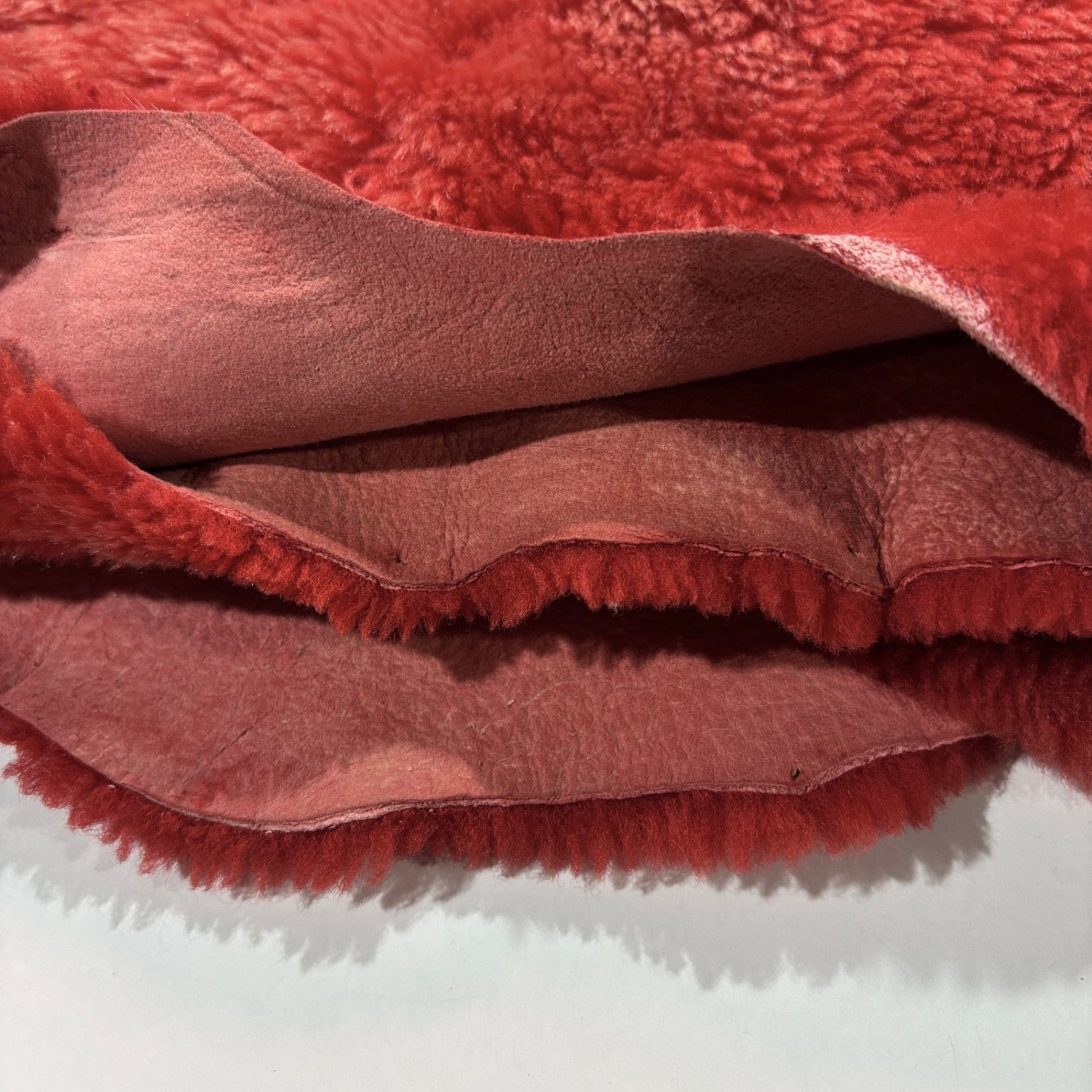Red sheepskin rug / ムートンラグ 赤 羊 絨毯