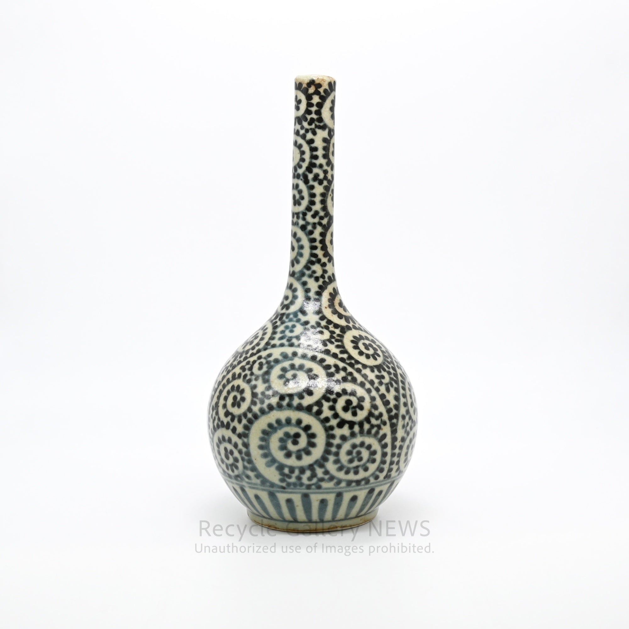 Arita Ware Enzaemon Hand-Painted Long Neck Vase Arabesque Design White Blue Black Japanese Porcelain / 有田焼 円左衛門 蛸唐草 鶴首花瓶 一輪挿し 花器 林勉 染付 白磁 藍 和モダン オリエンタル