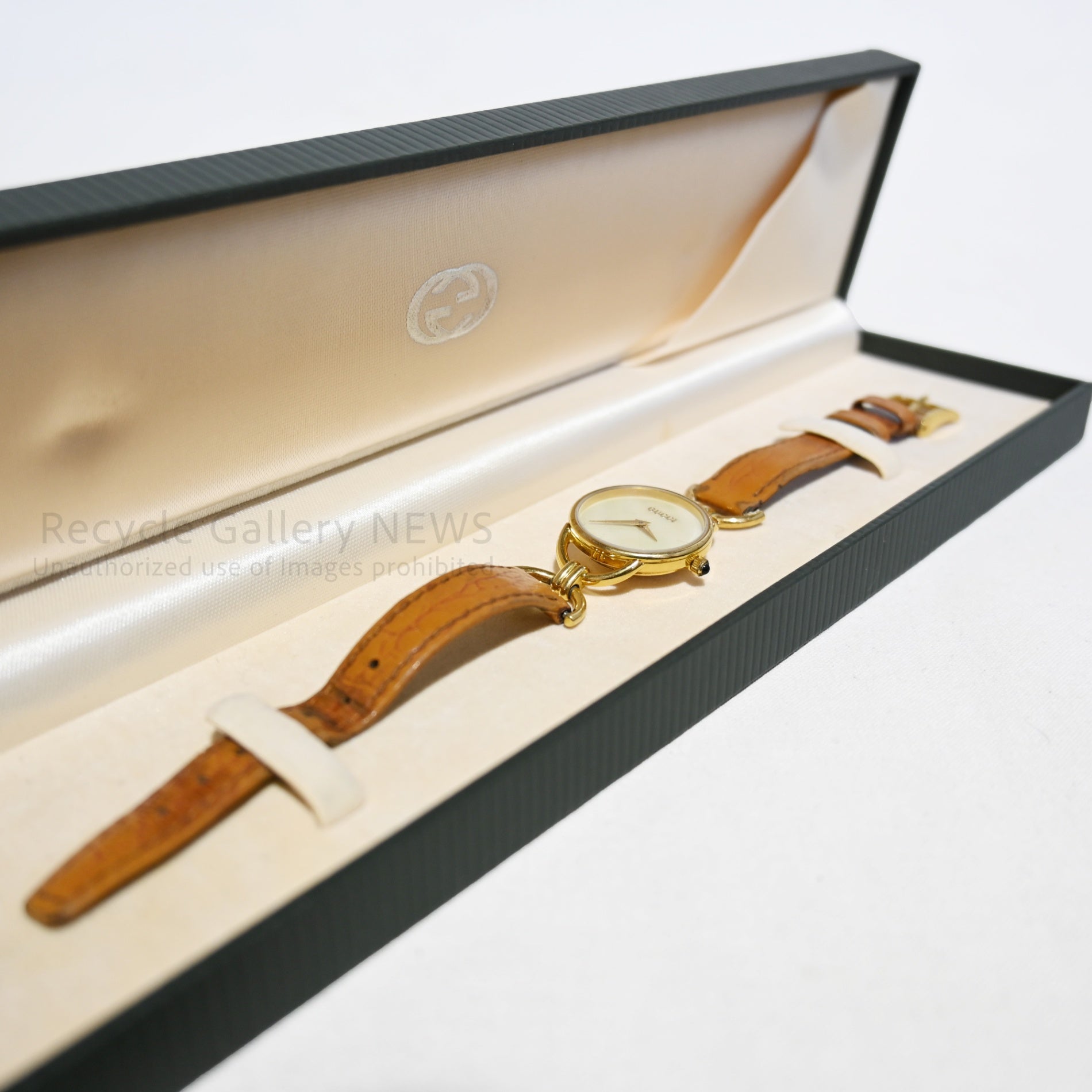 Gucci 6000.2.L Quartz Gold White Shell Operation Unconfirmed Treated as Junk / グッチ クオーツ ゴールド ホワイトシェル 動作未確認・ジャンク扱い