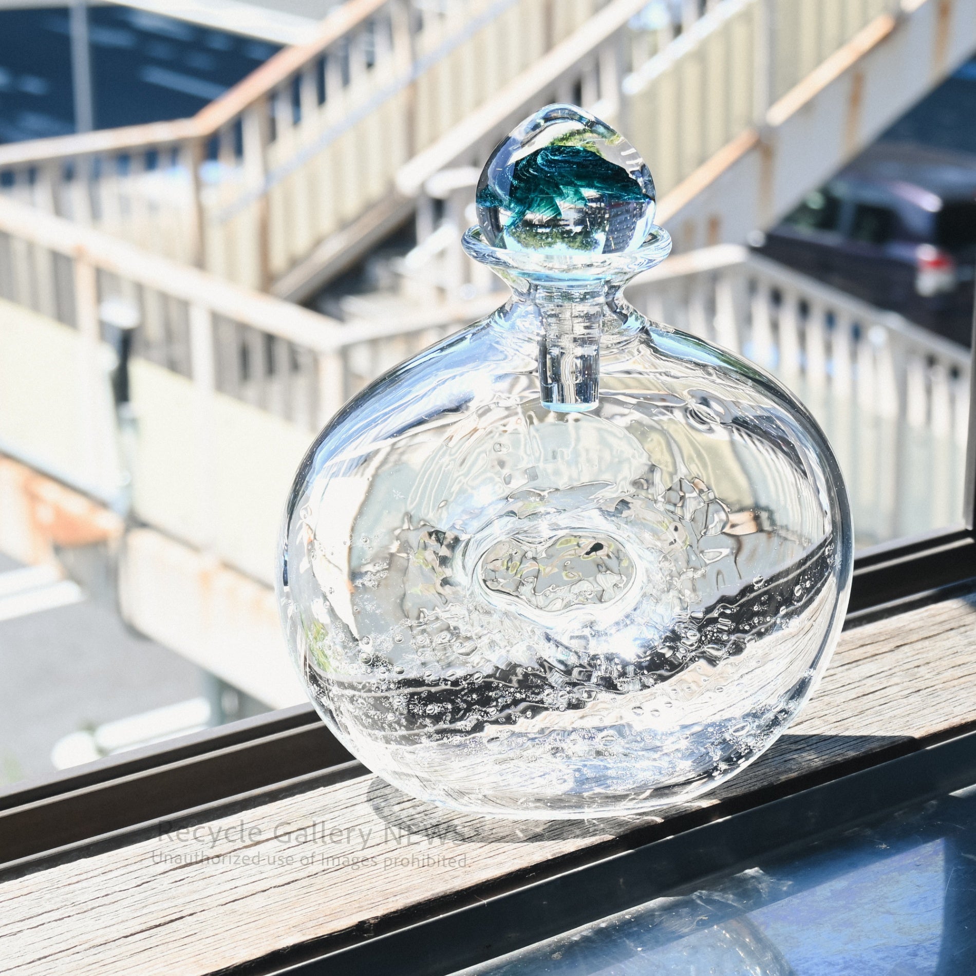 Art Glass Decanter Single Flower Motif & Bubble Design  "Art of Light"  / アートガラス デキャンタ  一輪の花モチーフ 気泡 光の芸術