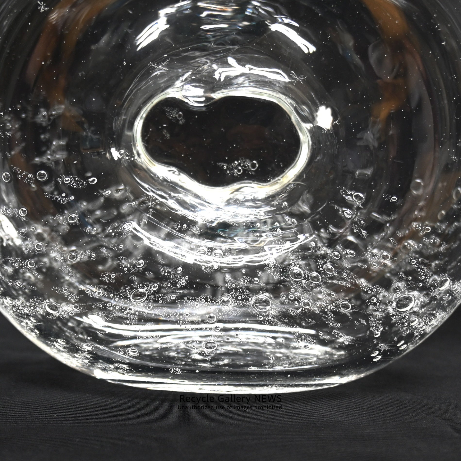 Art Glass Decanter Single Flower Motif & Bubble Design  "Art of Light"  / アートガラス デキャンタ  一輪の花モチーフ 気泡 光の芸術