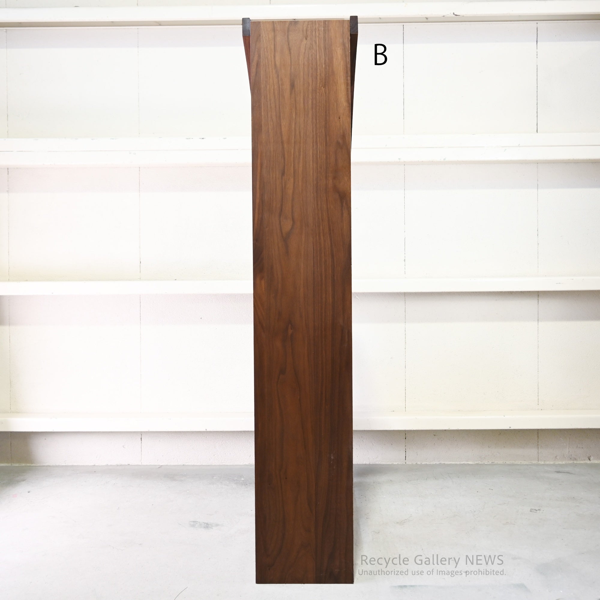 Maruyoshi Mingei Furniture DEEP Series Moon Shelf in Walnut Japanese Craftsmanship Moon Viewing  / マルヨシ民芸家具 ディープシリーズ ムーンシェルフ ウォールナット 職人技 お月見