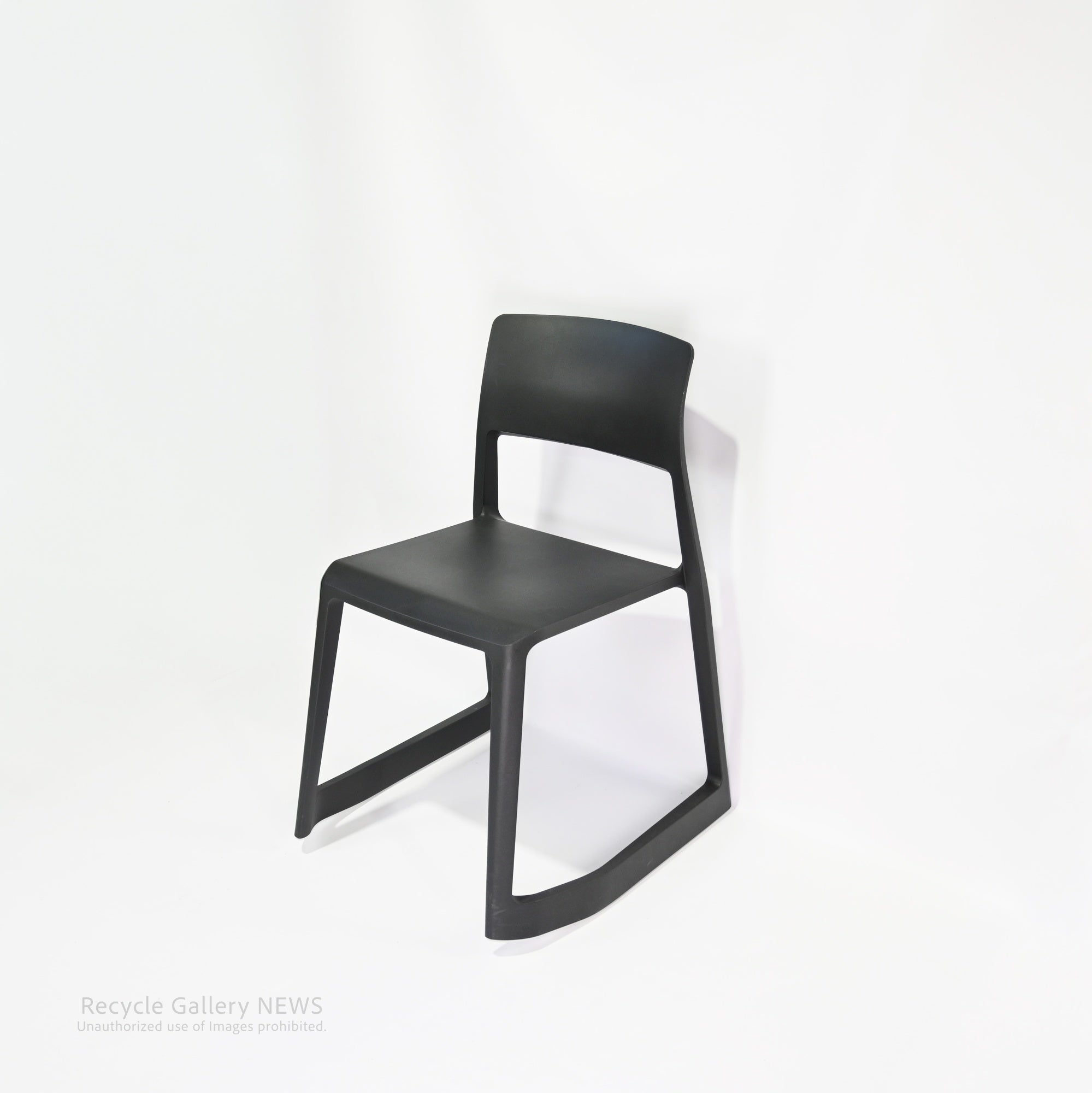 vitra tiptonchair Swiss Product Design by Architects Edward Barber & Jay Osgerby / ヴィトラ ティップ トン チェアー  スイス プロダクトデザイン 建築家 　エドワード・バーバー ジェイ・オズガビー