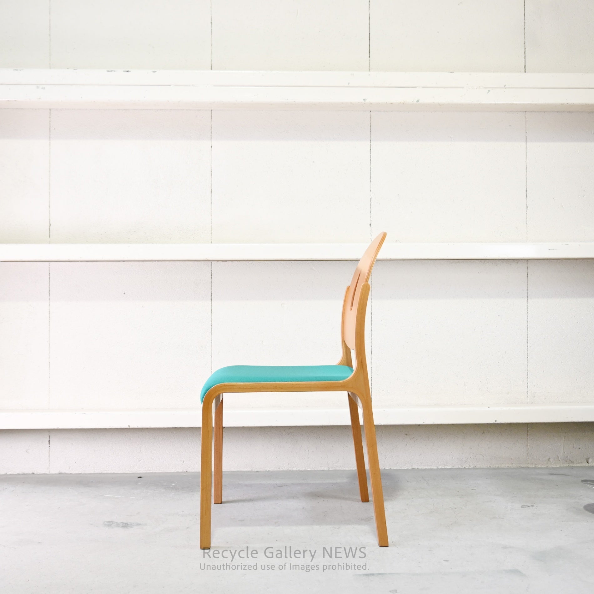 Tendo Mokko Wooden Green fabric Dining Chair with Accent Color Robust Craftsmanship / 天童木工 グリーンファブリック ダイニングチェア 木製 差し色 職人技 堅牢