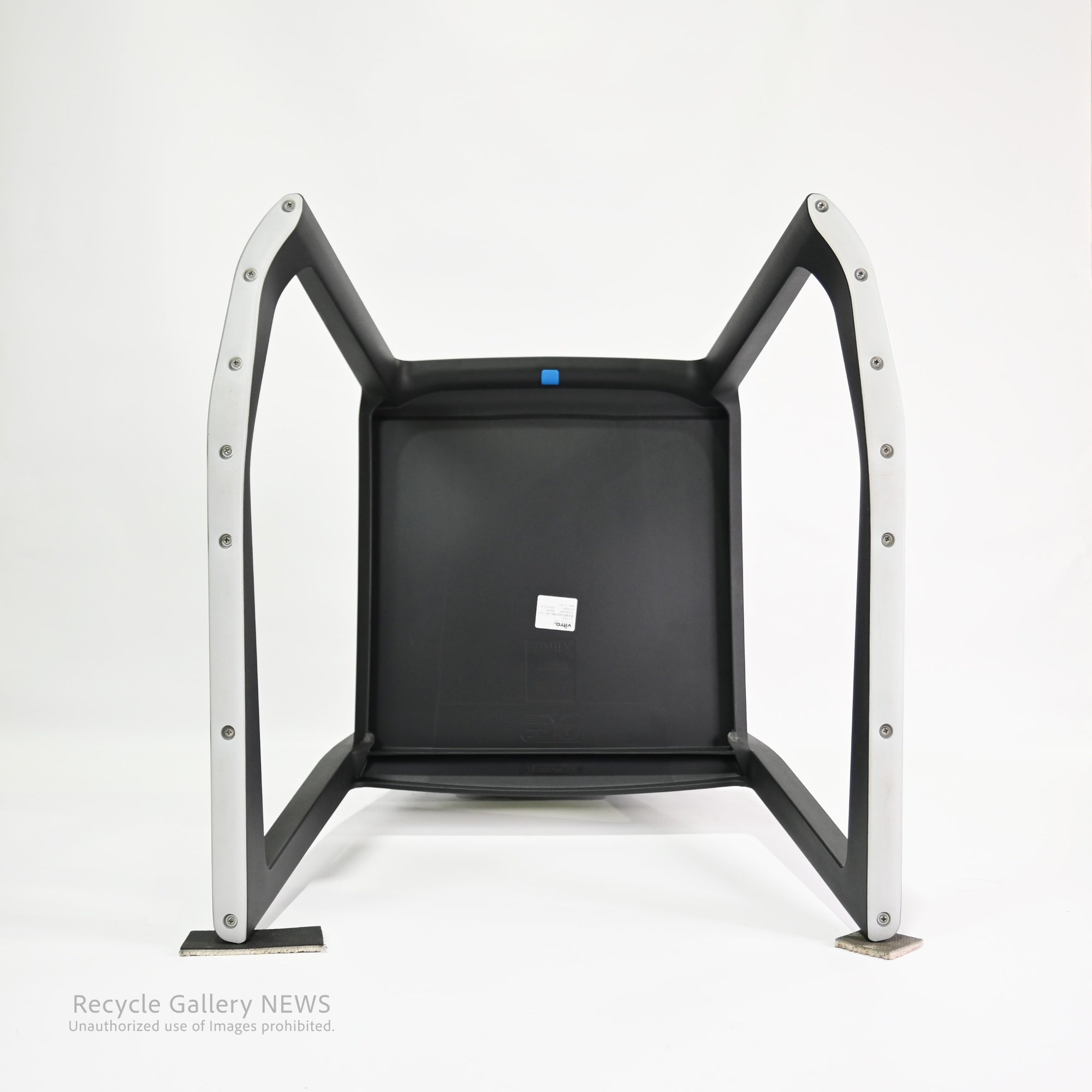 vitra tiptonchair Swiss Product Design by Architects Edward Barber & Jay Osgerby / ヴィトラ ティップ トン チェアー  スイス プロダクトデザイン 建築家 　エドワード・バーバー ジェイ・オズガビー
