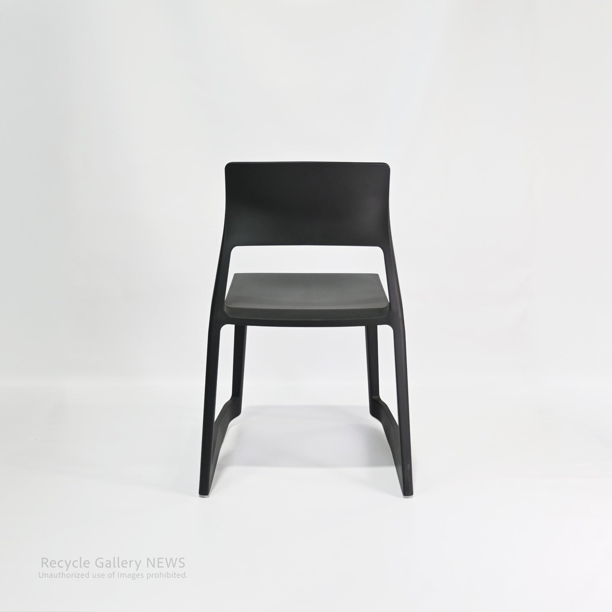 vitra tiptonchair Swiss Product Design by Architects Edward Barber & Jay Osgerby / ヴィトラ ティップ トン チェアー  スイス プロダクトデザイン 建築家 　エドワード・バーバー ジェイ・オズガビー