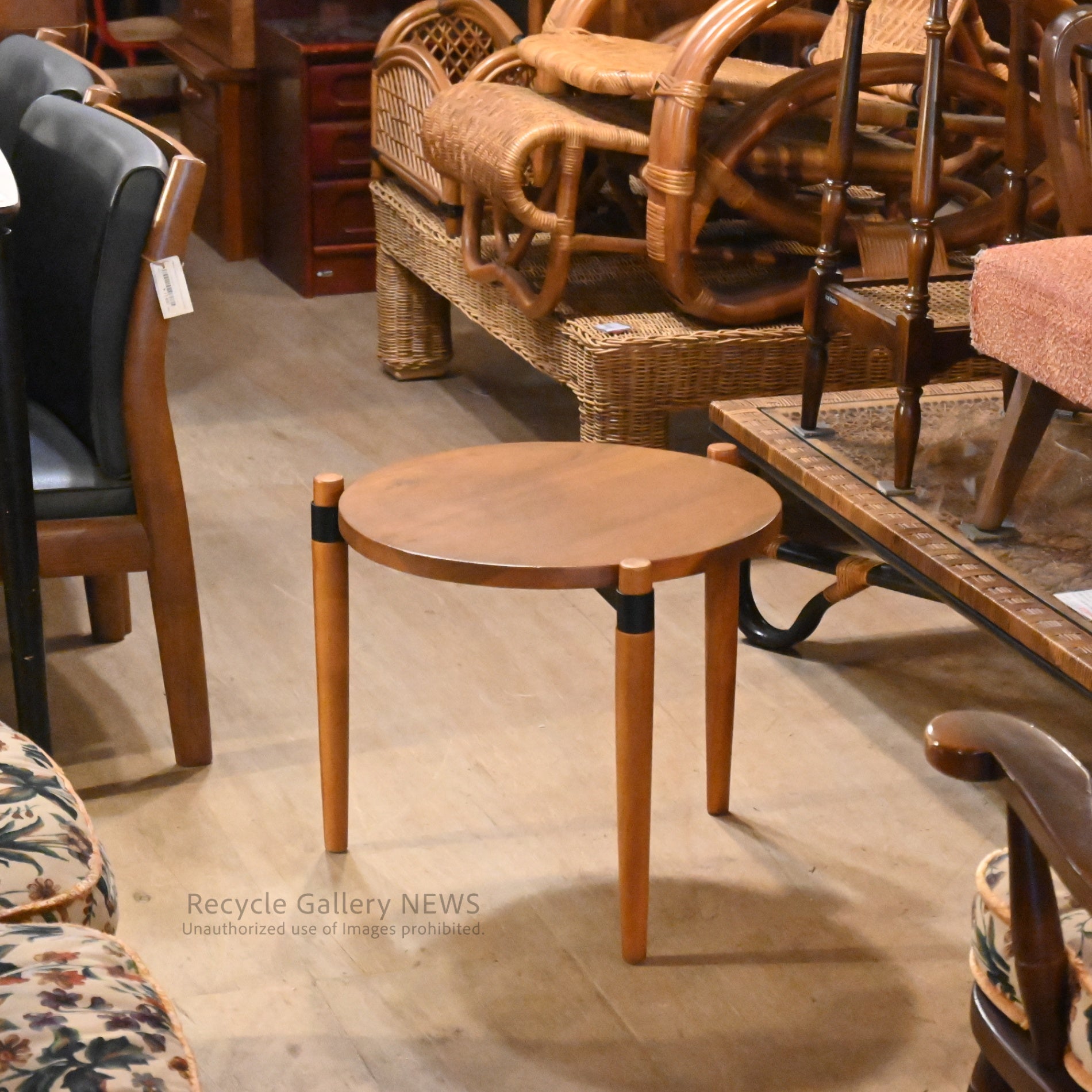 AZUMAYA Round Monkey Pod Side Table　Solid Wood Brown Grain pattern / AZUMAYA モンキーポッド ラウンドサイドテーブル 無垢材 茶色 木目