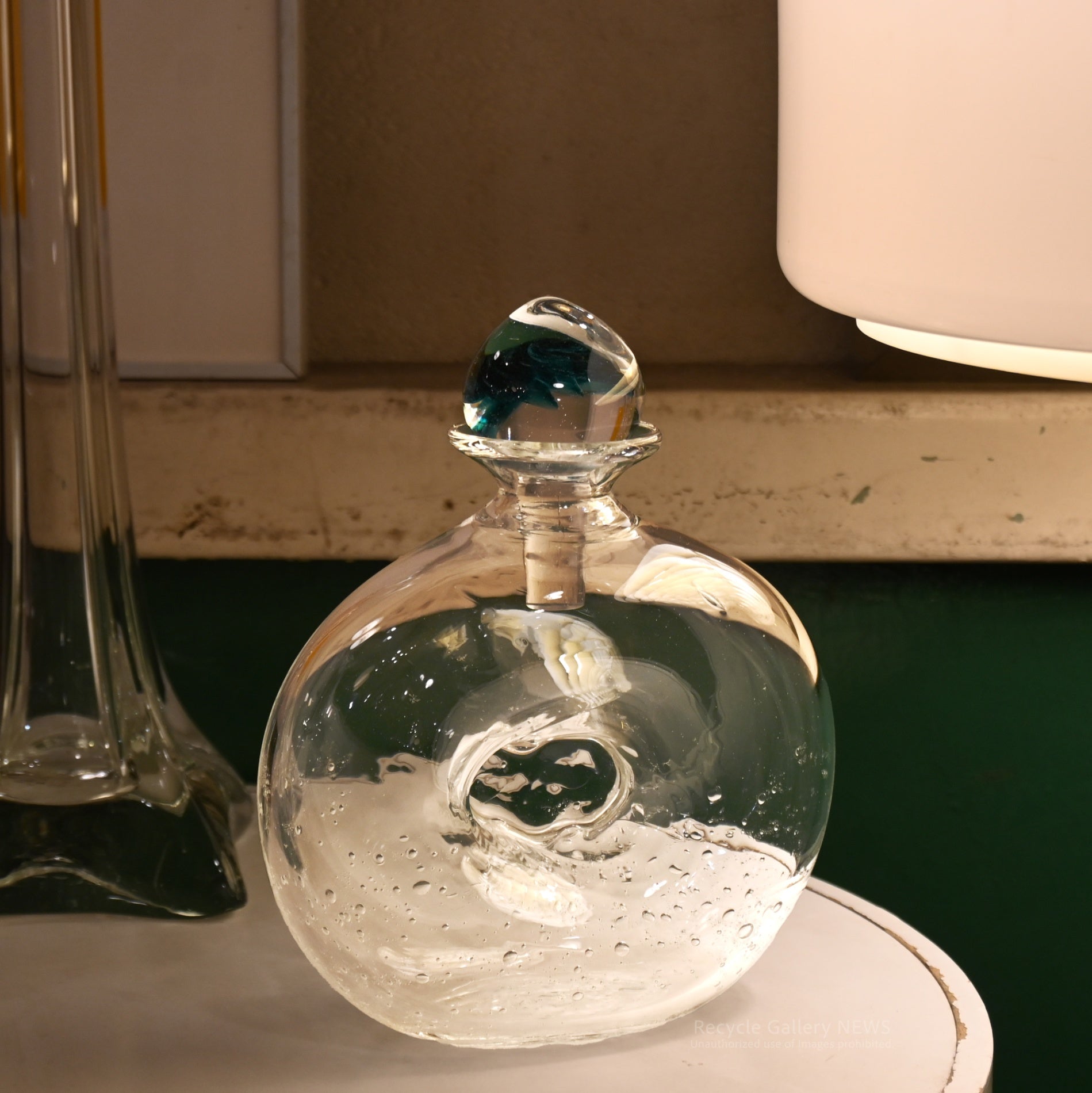 Art Glass Decanter Single Flower Motif & Bubble Design  "Art of Light"  / アートガラス デキャンタ  一輪の花モチーフ 気泡 光の芸術