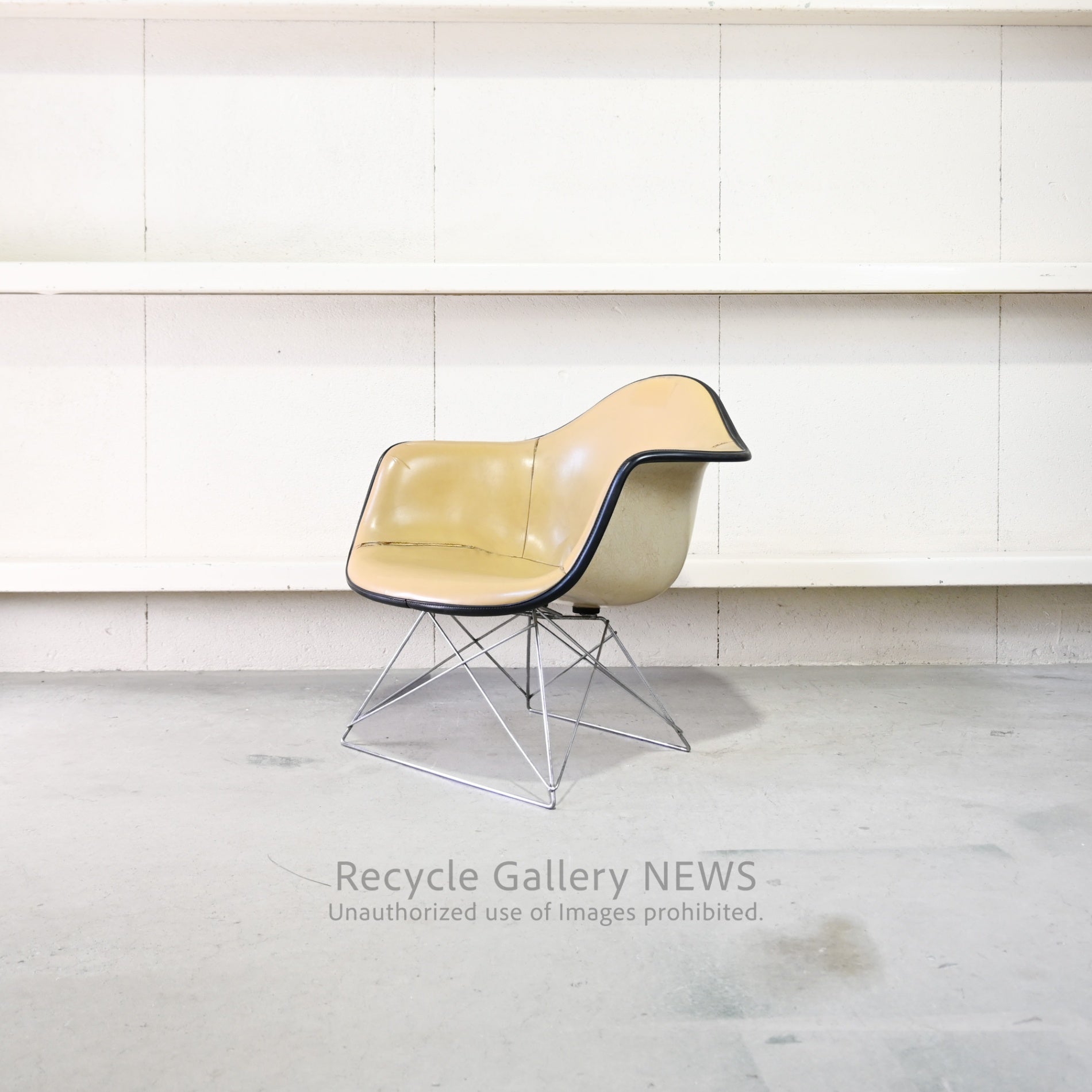 Vintage Herman Miller Eames 1st Generation Arm Shell Chair American Mid Century With Damage / ハーマンミラー イームズ アームシェルチェア 1ｓｔ ﾀﾞﾒｰｼﾞ イームズ夫妻 ミットセンチュリー アメリカ