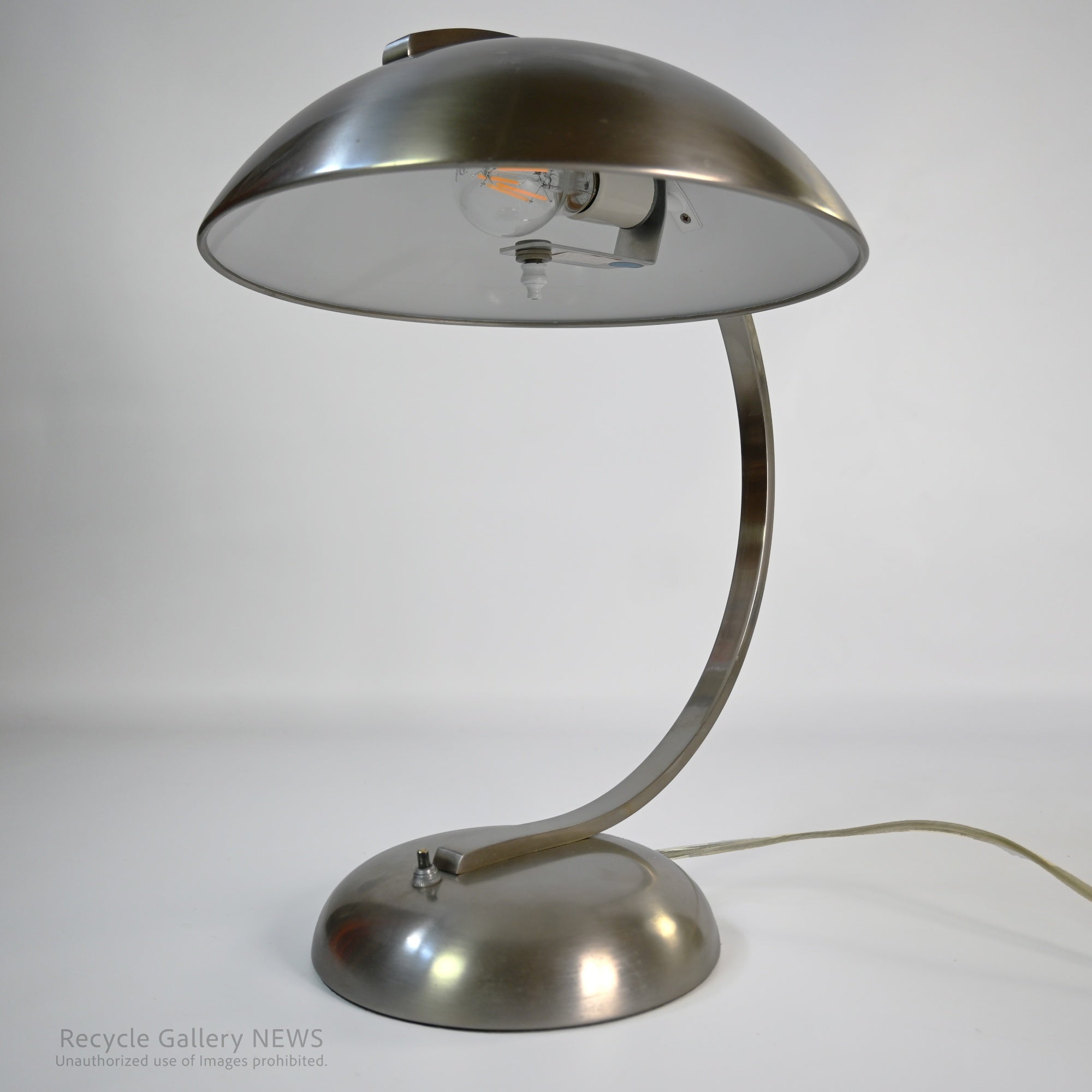 chrome desk lamp Rugged Industrial lamp Space Age Minimalist Design / クローム デスク ランプ スペースエイジ  無骨 インダストリアル ミニマル