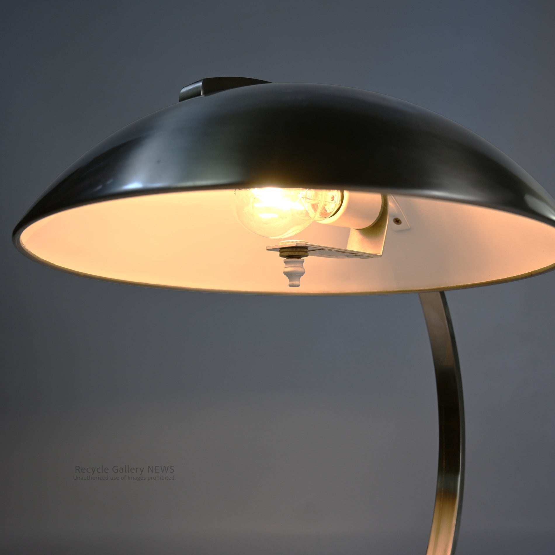 chrome desk lamp Rugged Industrial lamp Space Age Minimalist Design / クローム デスク ランプ スペースエイジ  無骨 インダストリアル ミニマル