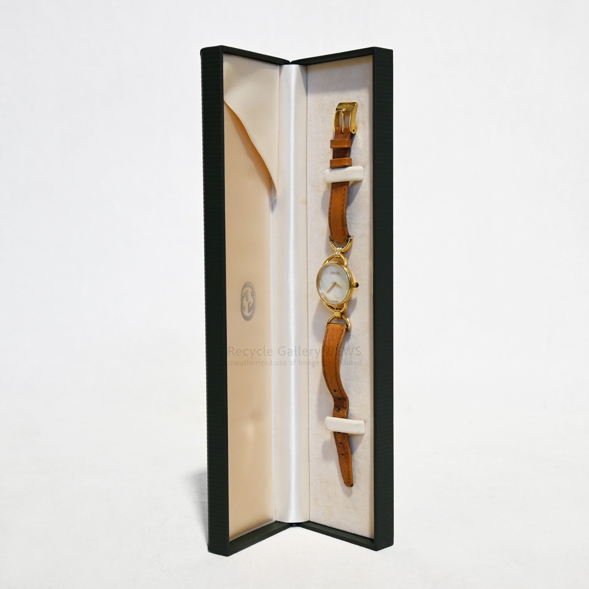 Gucci 6000.2.L Quartz Gold White Shell Operation Unconfirmed Treated as Junk / グッチ クオーツ ゴールド ホワイトシェル 動作未確認・ジャンク扱い