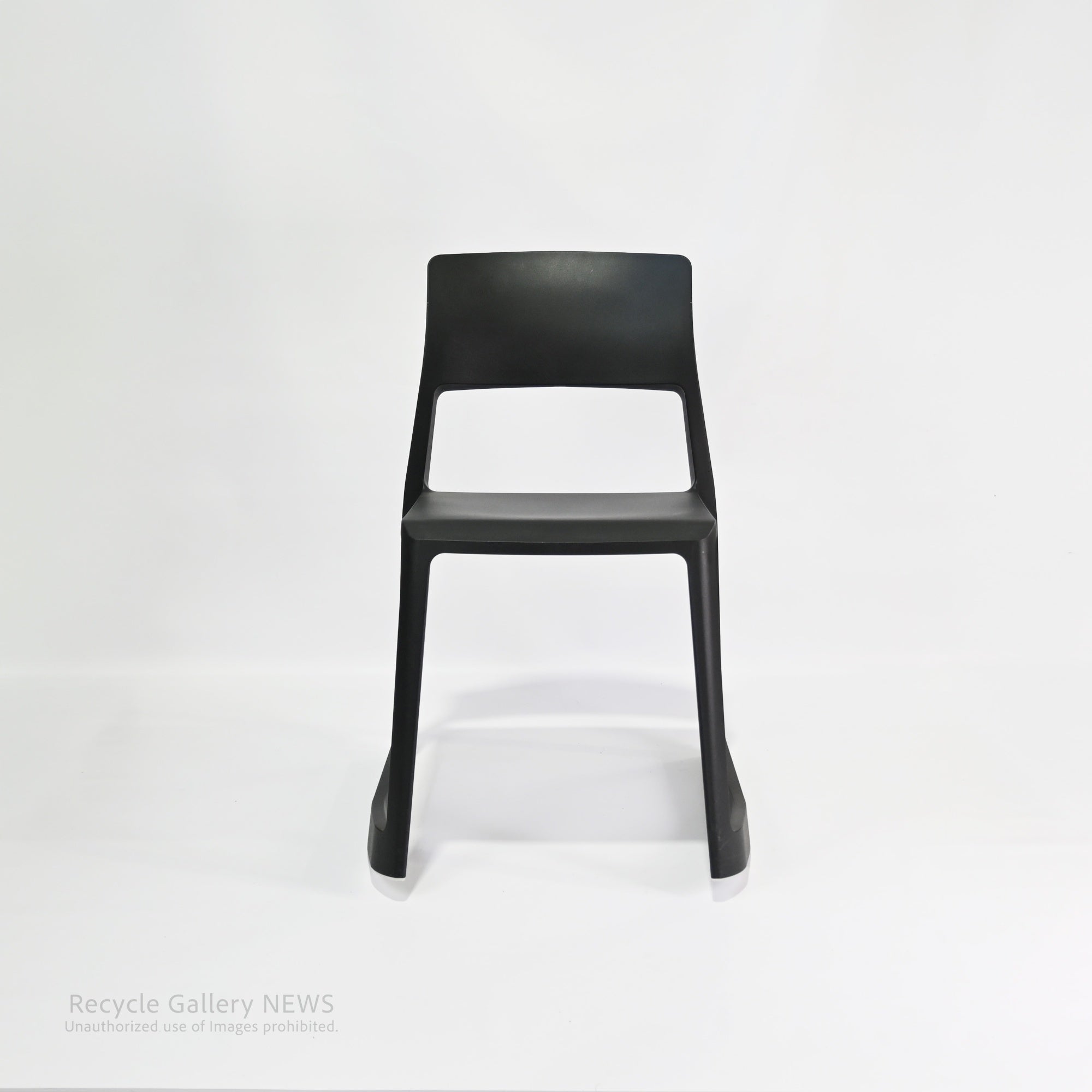 vitra tiptonchair Swiss Product Design by Architects Edward Barber & Jay Osgerby / ヴィトラ ティップ トン チェアー  スイス プロダクトデザイン 建築家 　エドワード・バーバー ジェイ・オズガビー