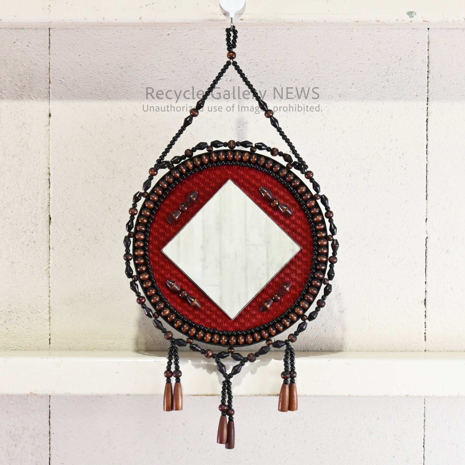 Vintage Wooden Beads Wall Mirror Showa Retro Ethnic Red Black Brown / ヴィンテージ 壁掛け ウッドビーズミラー 八幡山ボウル 昭和レトロ エスニック 赤 黒 茶