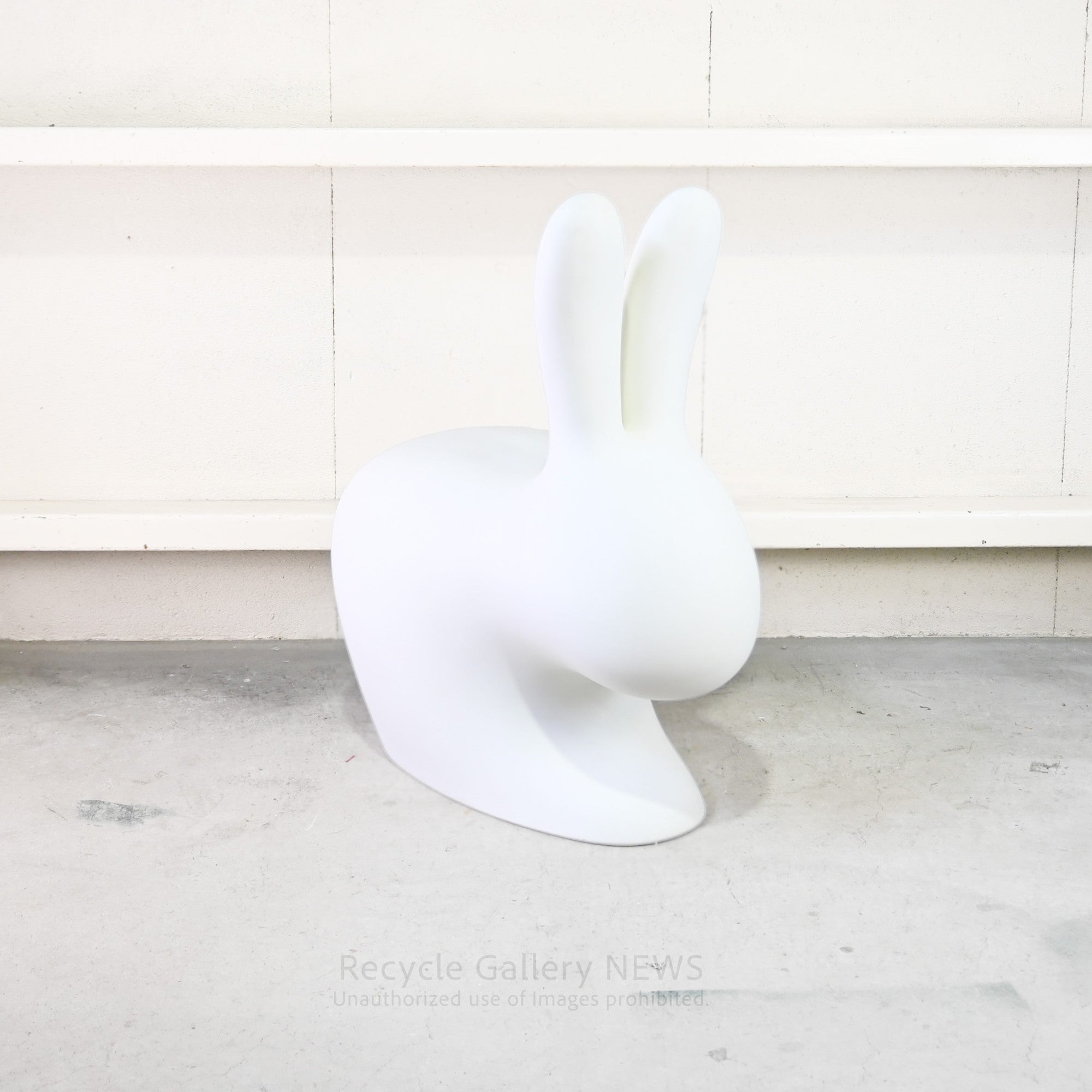 Qeeboo White Rabbit Chair White Italian  Polyethylene Playful Storybook Design Indoor & Outdoor Use / クイーブー ラビットチェア  イタリア 物語 遊び心 ホワイト ポリエチレン 内外兼用