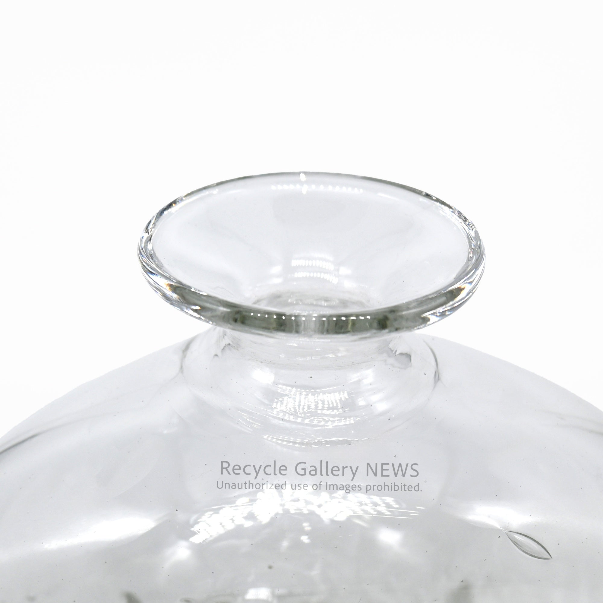 Art Glass Decanter Single Flower Motif & Bubble Design  "Art of Light"  / アートガラス デキャンタ  一輪の花モチーフ 気泡 光の芸術