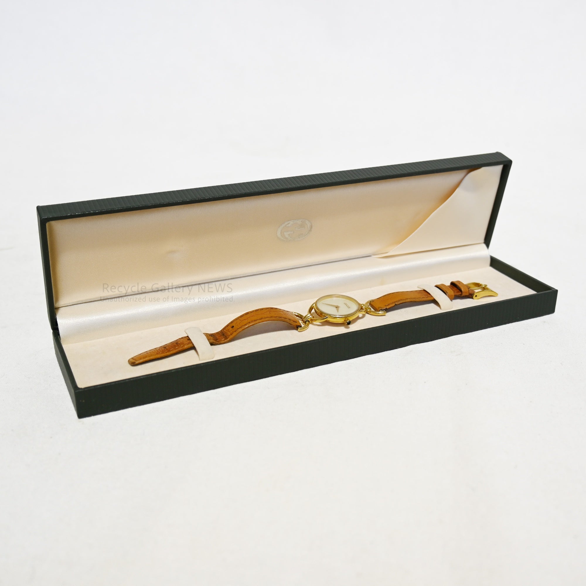 Gucci 6000.2.L Quartz Gold White Shell Operation Unconfirmed Treated as Junk / グッチ クオーツ ゴールド ホワイトシェル 動作未確認・ジャンク扱い