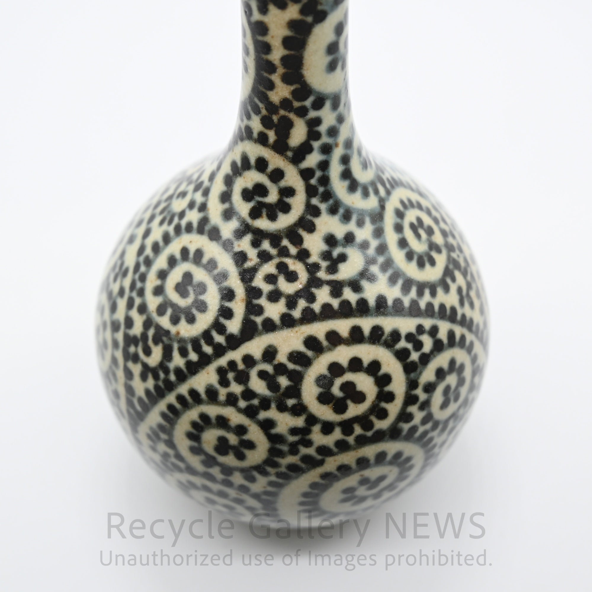 Arita Ware Enzaemon Hand-Painted Long Neck Vase Arabesque Design White Blue Black Japanese Porcelain / 有田焼 円左衛門 蛸唐草 鶴首花瓶 一輪挿し 花器 林勉 染付 白磁 藍 和モダン オリエンタル