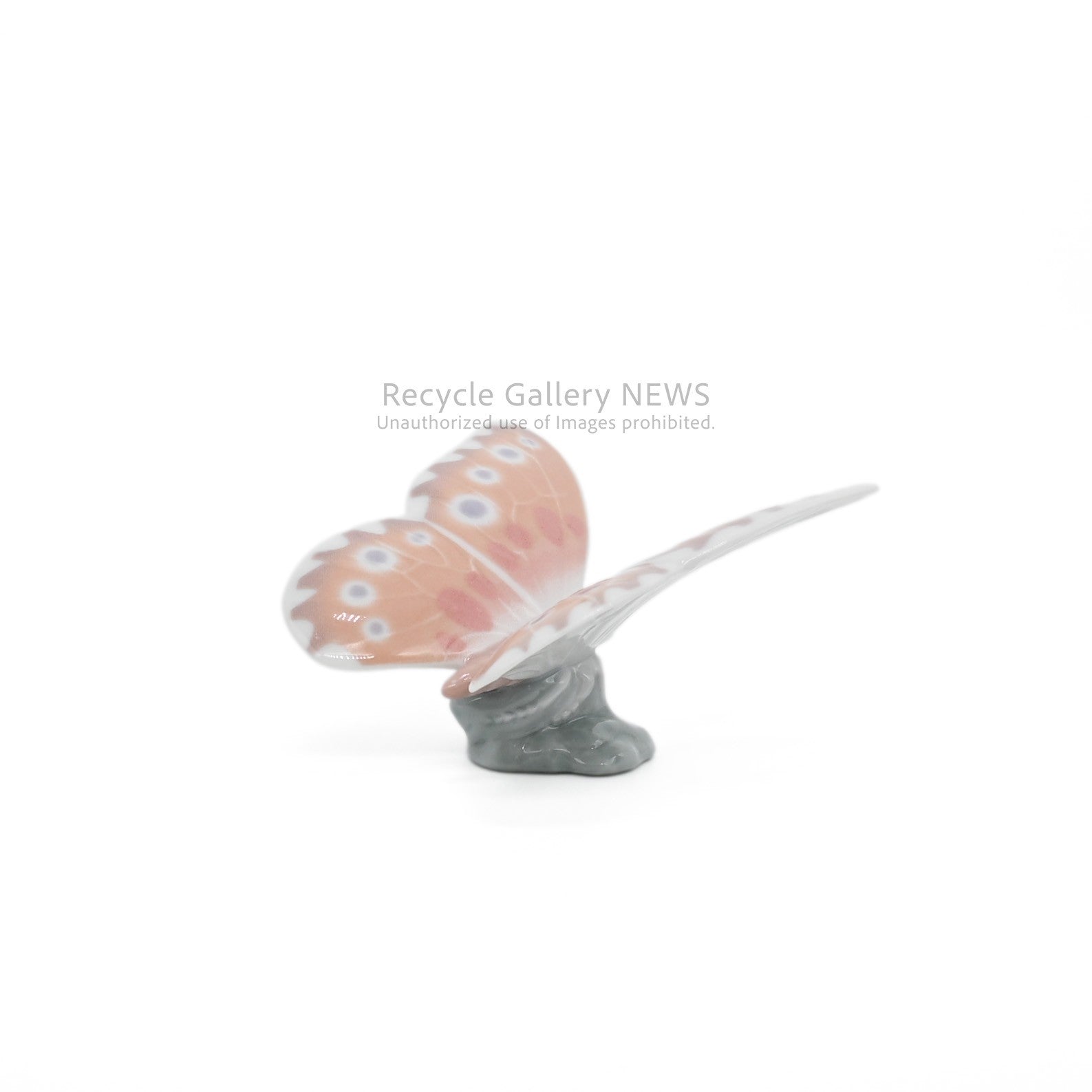 NAO by Lladro Porcelain Pink Butterfly Figurine / ナオ リヤドロ 蝶々モチーフ 磁器 フィギュリン オブジェ ピンク パステルカラー