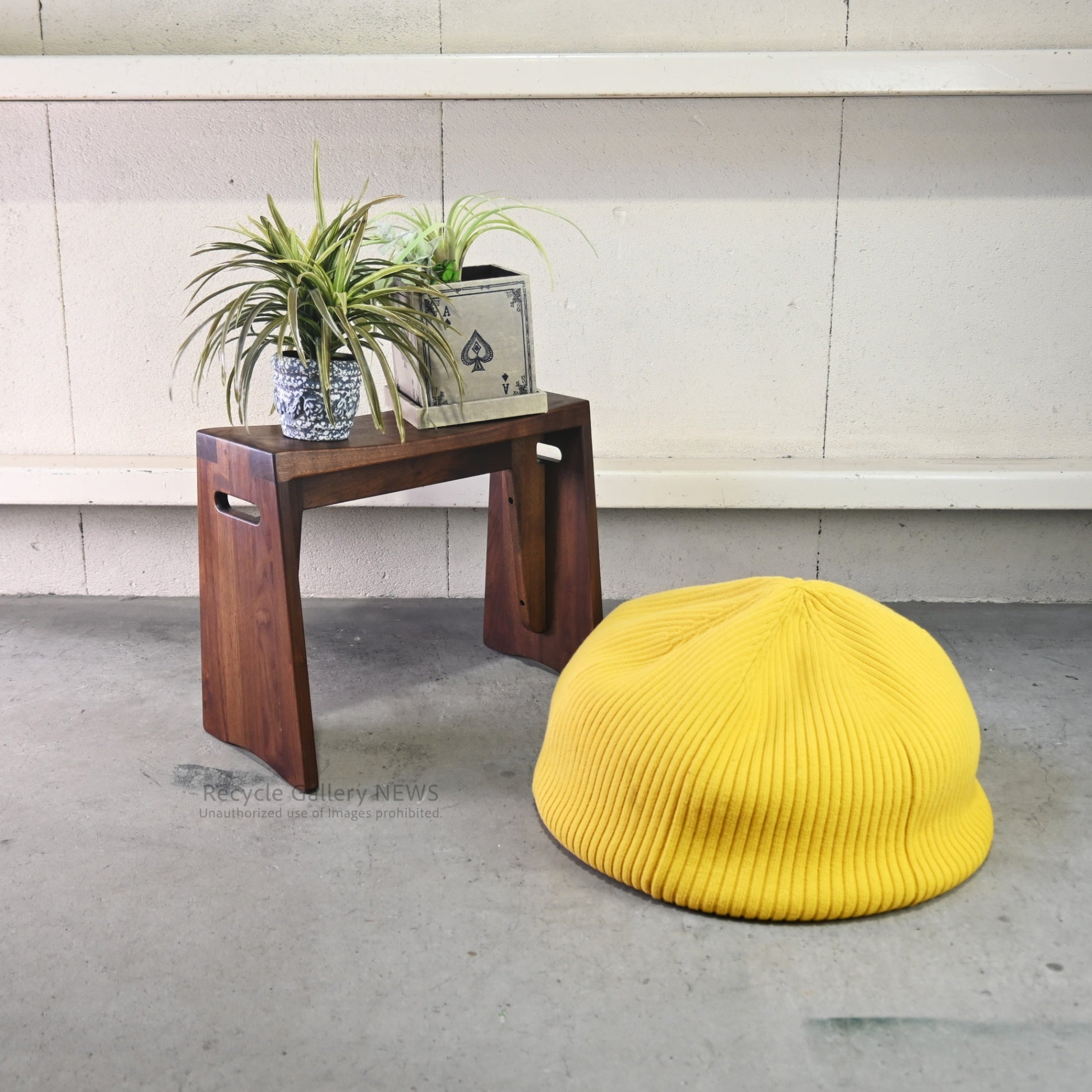 Kuwaya "Ridgeline 48" Solid Wood Multi Stool & Arm Table Japan / 久和屋 リッジライン 48 マルチスツール 日本 ウォールナット ベランダ アームテーブル