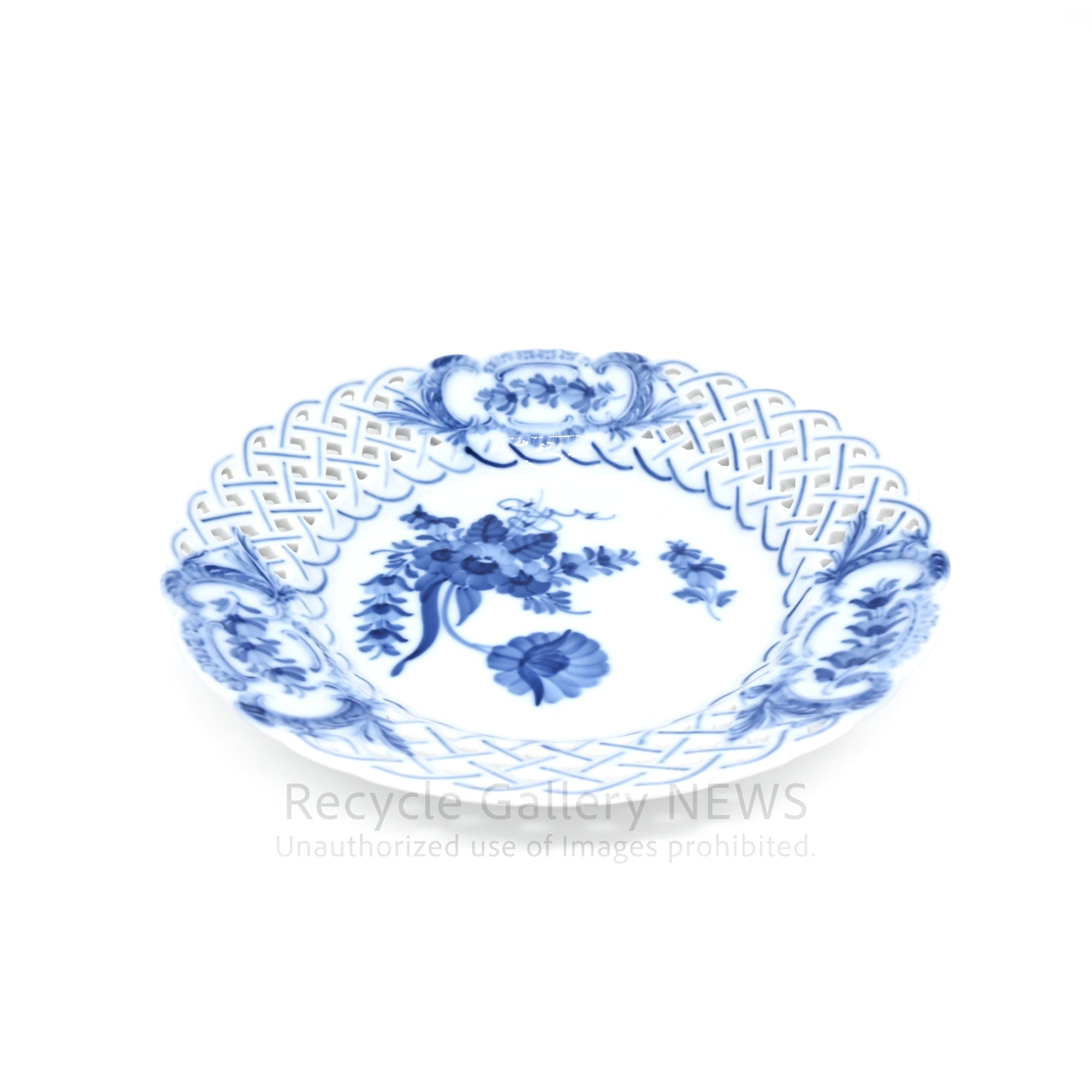 Royal Copenhagen "Blue Flower" Open Work Prate White Cobalt Blue Porcelain / ロイヤル・コペンハーゲン ブルーフラワー 透かし彫り 皿 プレート 白 青 磁器 北欧食器