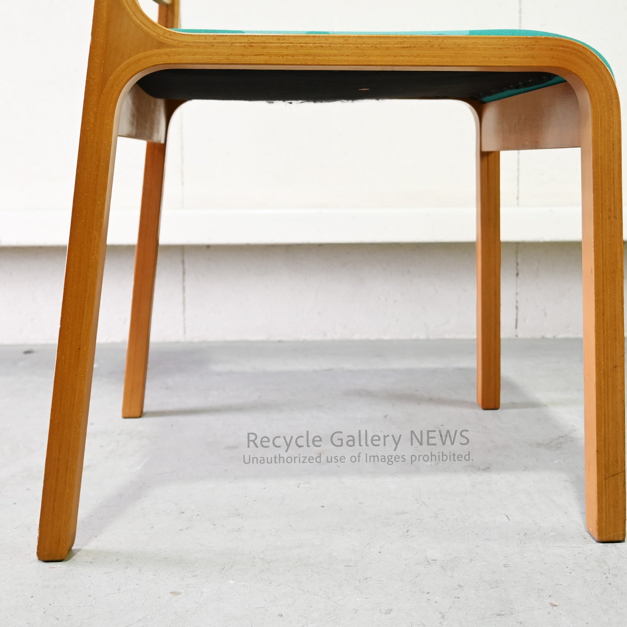 Tendo Mokko Wooden Green fabric Dining Chair with Accent Color Robust Craftsmanship / 天童木工 グリーンファブリック ダイニングチェア 木製 差し色 職人技 堅牢