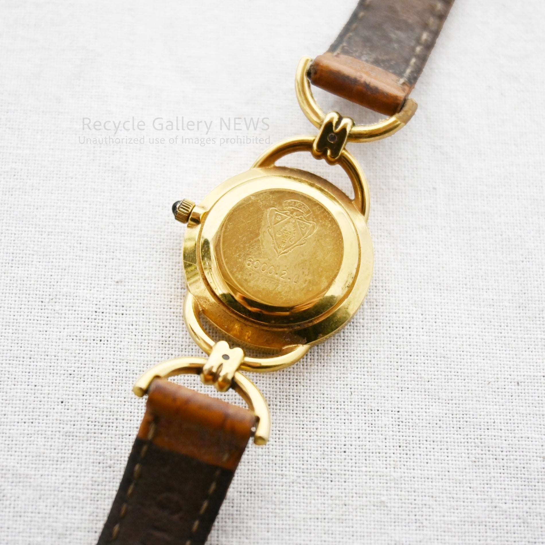 Gucci 6000.2.L Quartz Gold White Shell Operation Unconfirmed Treated as Junk / グッチ クオーツ ゴールド ホワイトシェル 動作未確認・ジャンク扱い