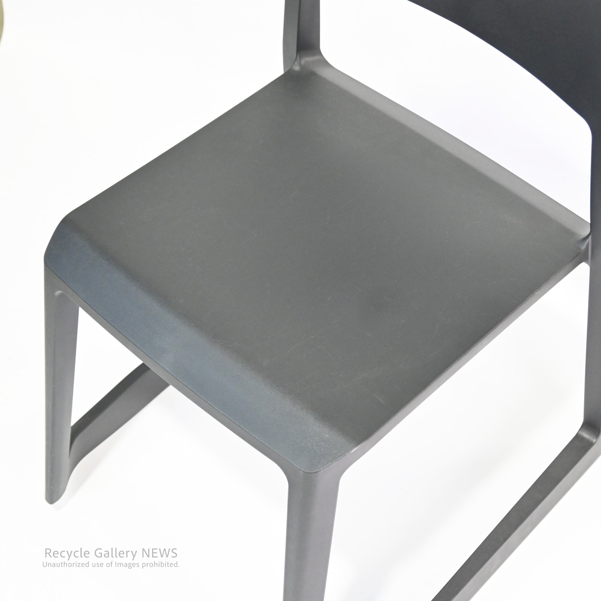 vitra tiptonchair Swiss Product Design by Architects Edward Barber & Jay Osgerby / ヴィトラ ティップ トン チェアー  スイス プロダクトデザイン 建築家 　エドワード・バーバー ジェイ・オズガビー