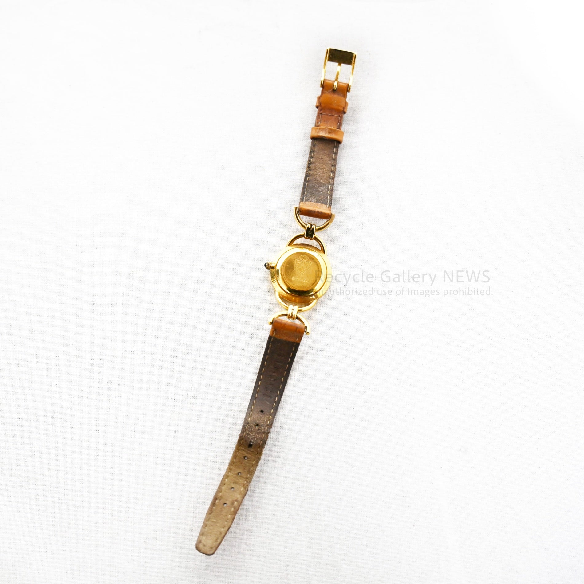 Gucci 6000.2.L Quartz Gold White Shell Operation Unconfirmed Treated as Junk / グッチ クオーツ ゴールド ホワイトシェル 動作未確認・ジャンク扱い