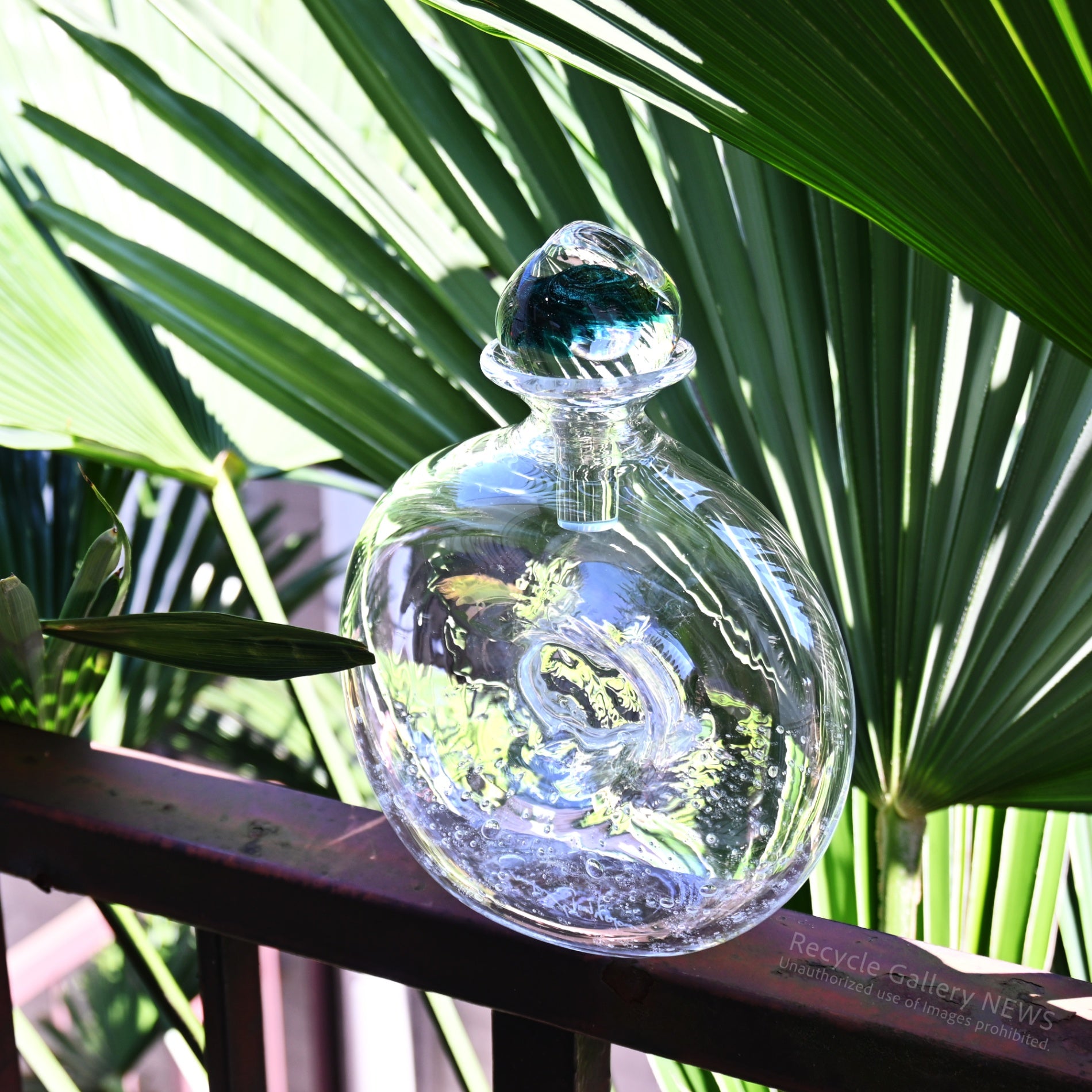 Art Glass Decanter Single Flower Motif & Bubble Design  "Art of Light"  / アートガラス デキャンタ  一輪の花モチーフ 気泡 光の芸術